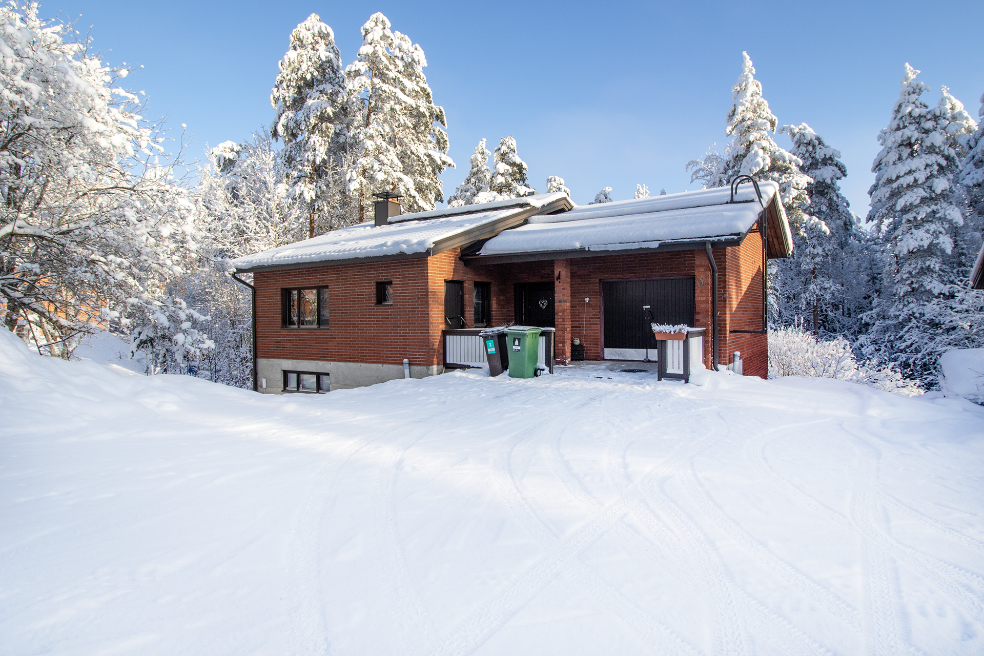 Näkymä sisäänkäynnin puolelta