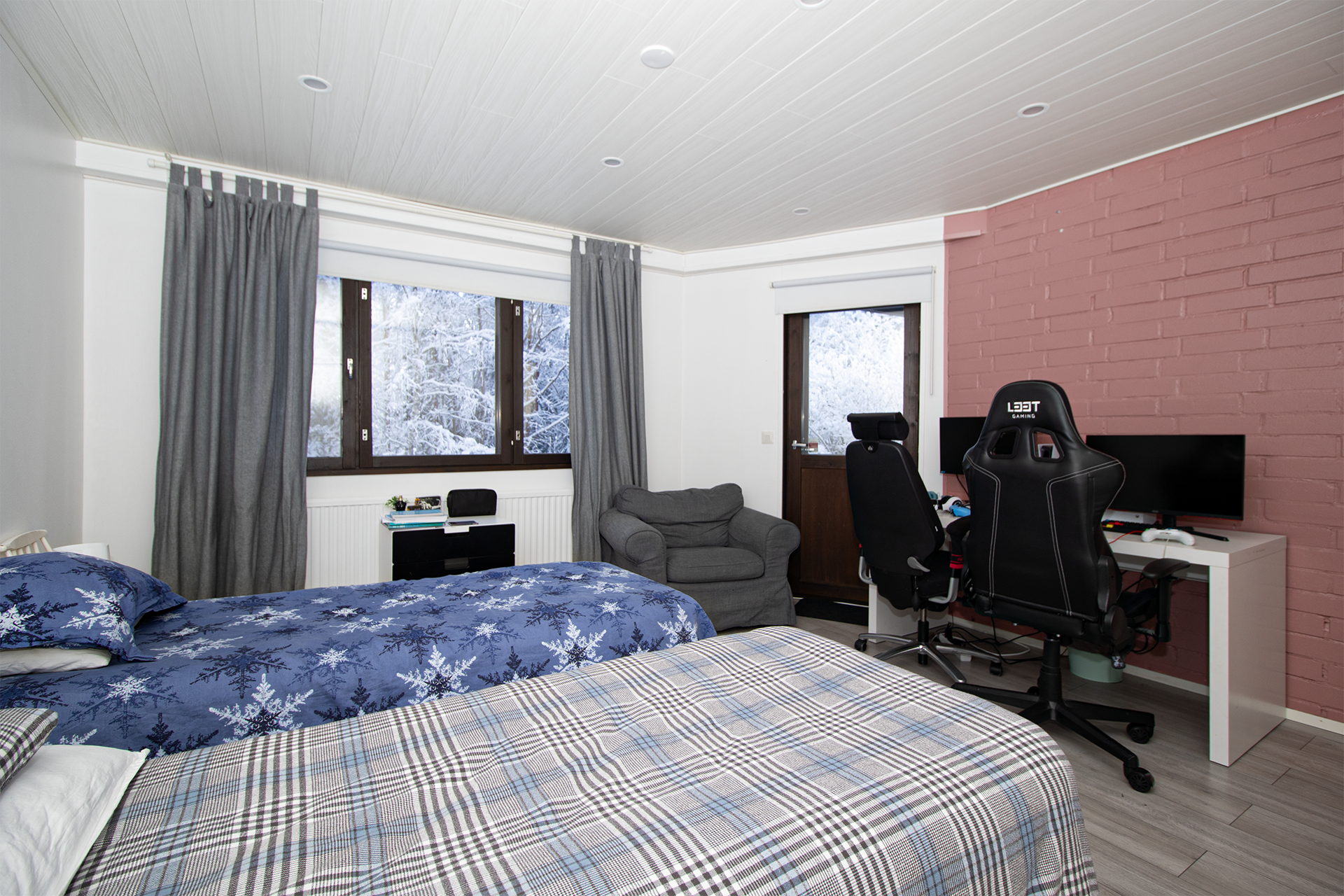 1.makuuhuone josta käynti pihalle