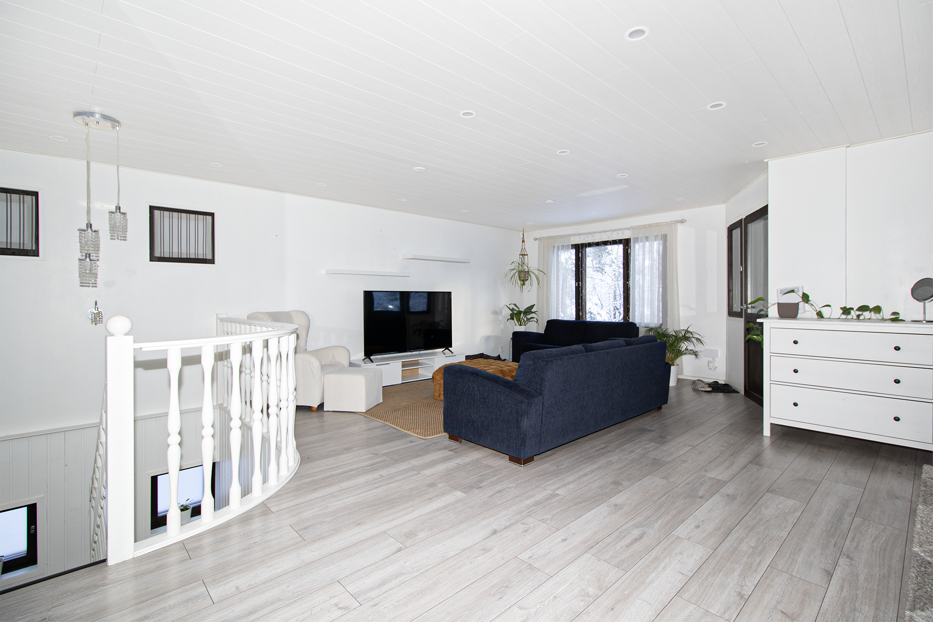 tilava olohuone josta käynti parvekkeelle    