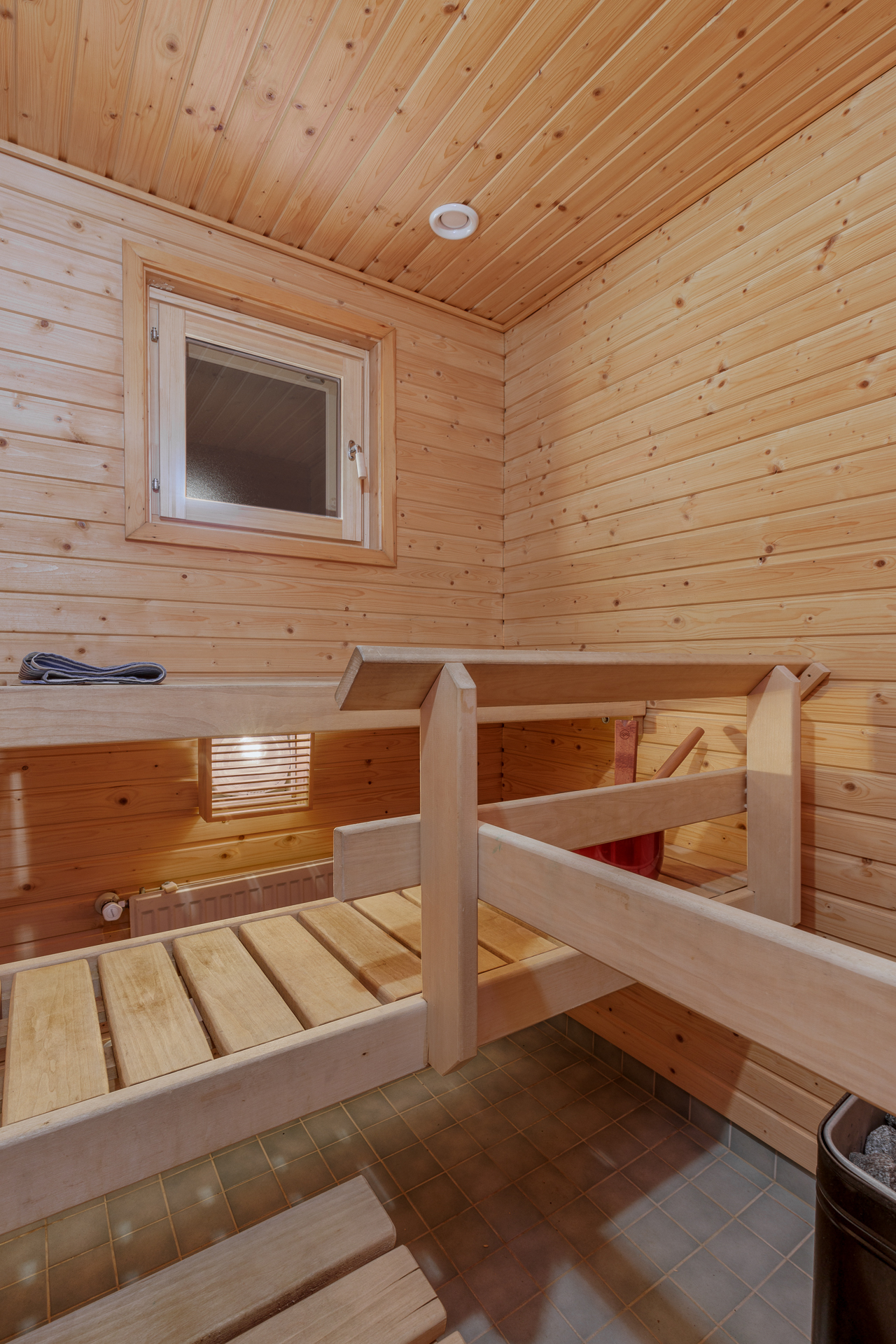 ikkunallinen saunatila