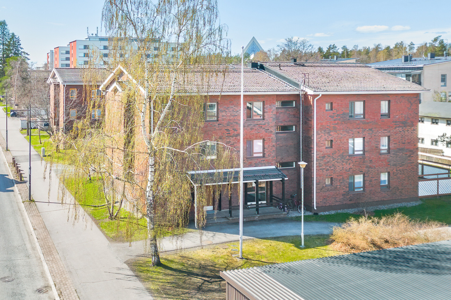 julkisivua keväällä