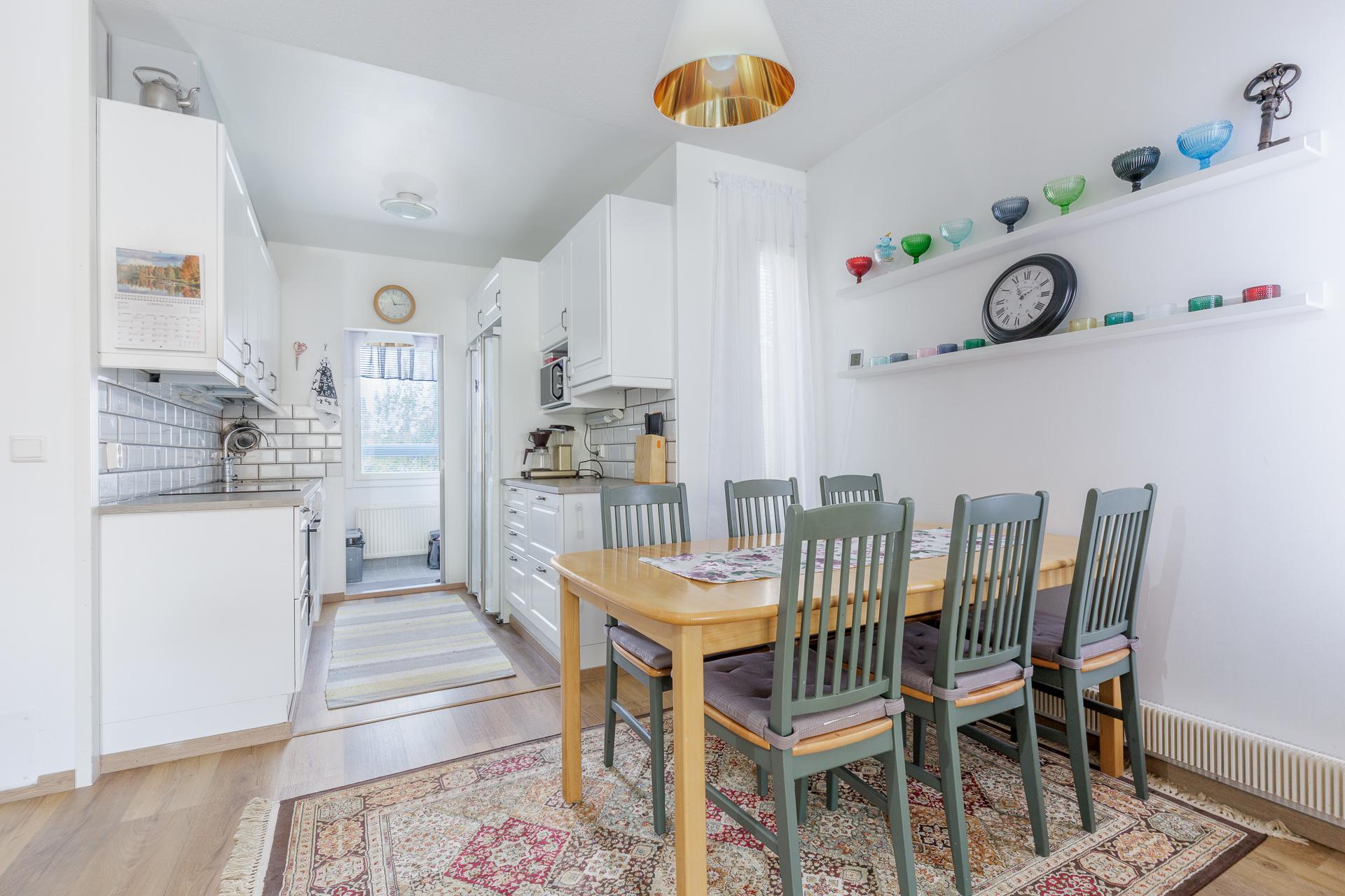 Keittiön jatkeena käytännöllinen apukeittiö