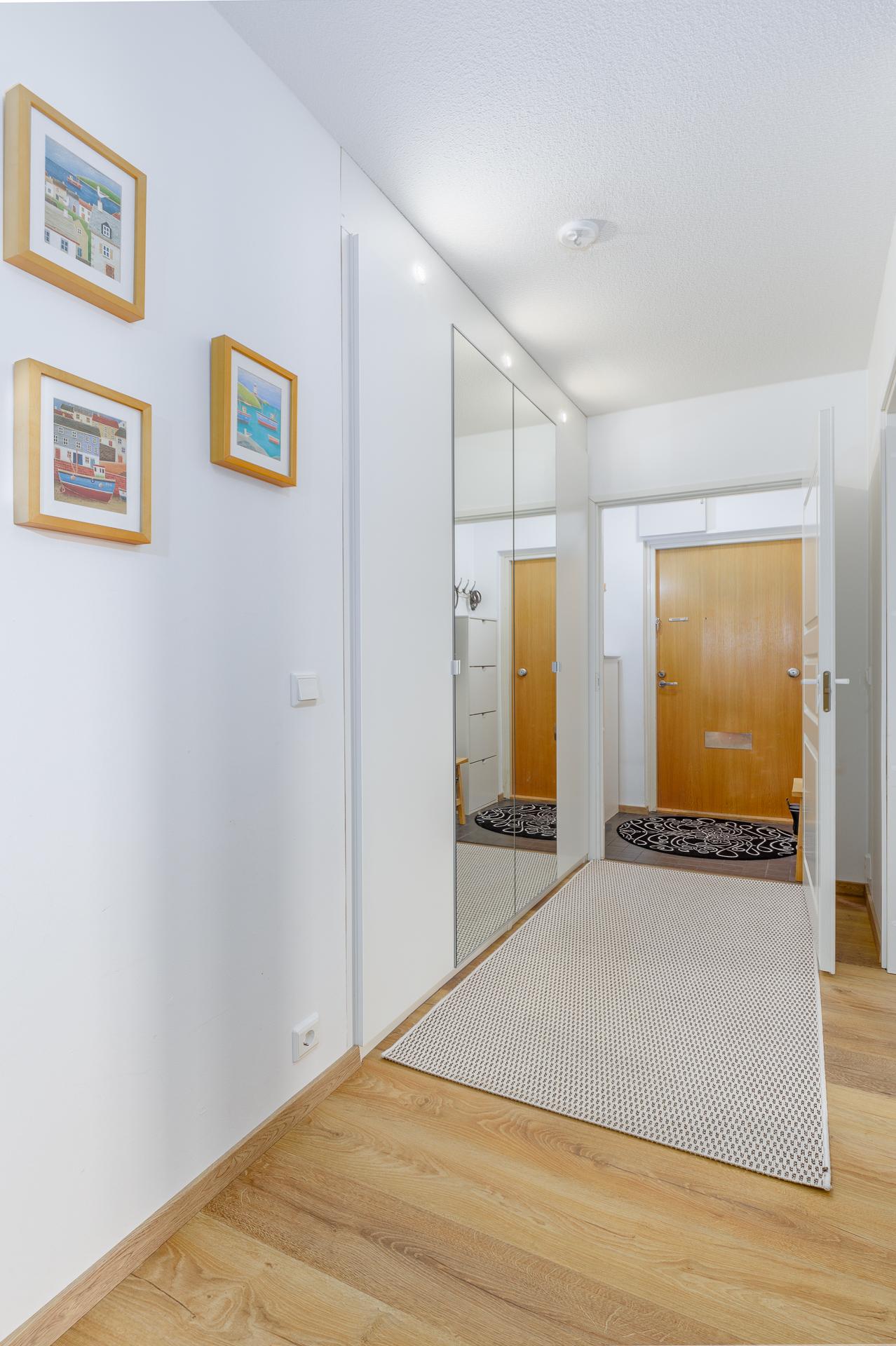 Tilava eteinen ja erillinen tuulikaappi