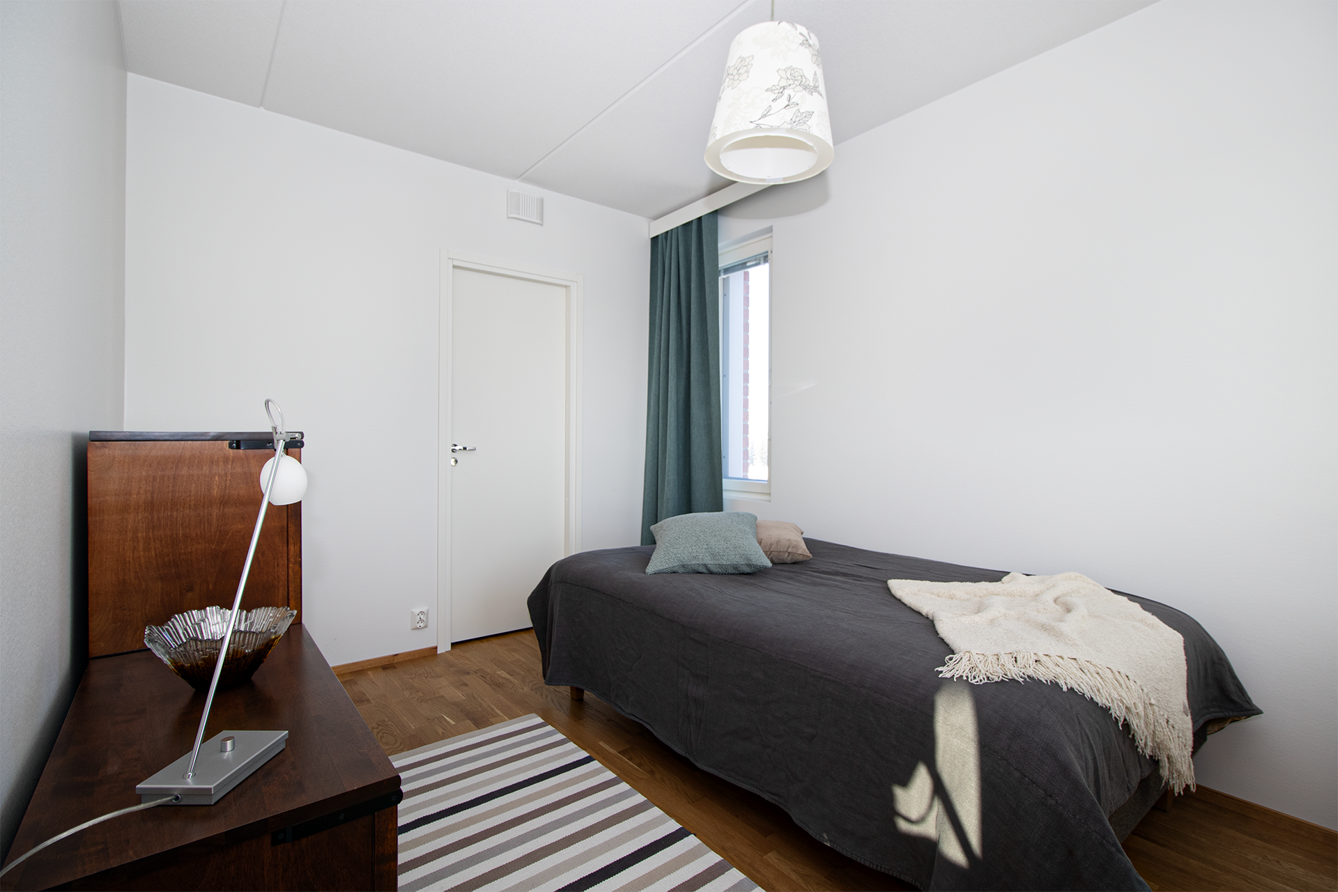 makuuhuoneen yhteydessä vaatehuone