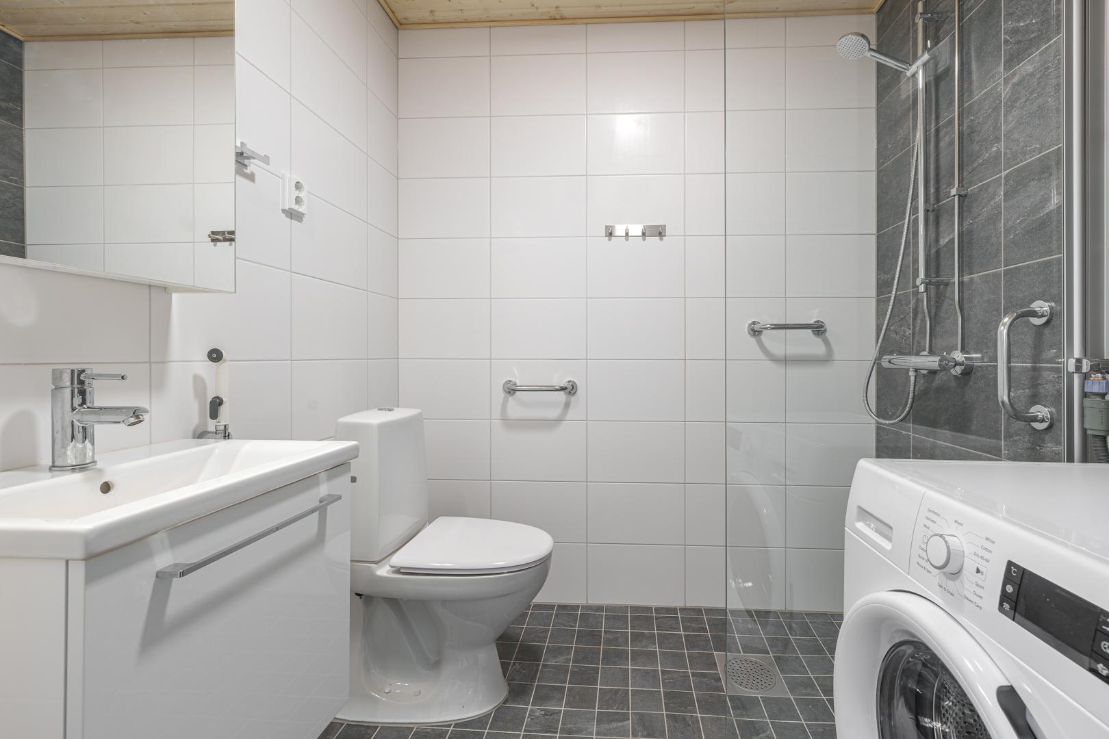 Moderni kylpyhuone, jonne mahtuu hyvin pesukone