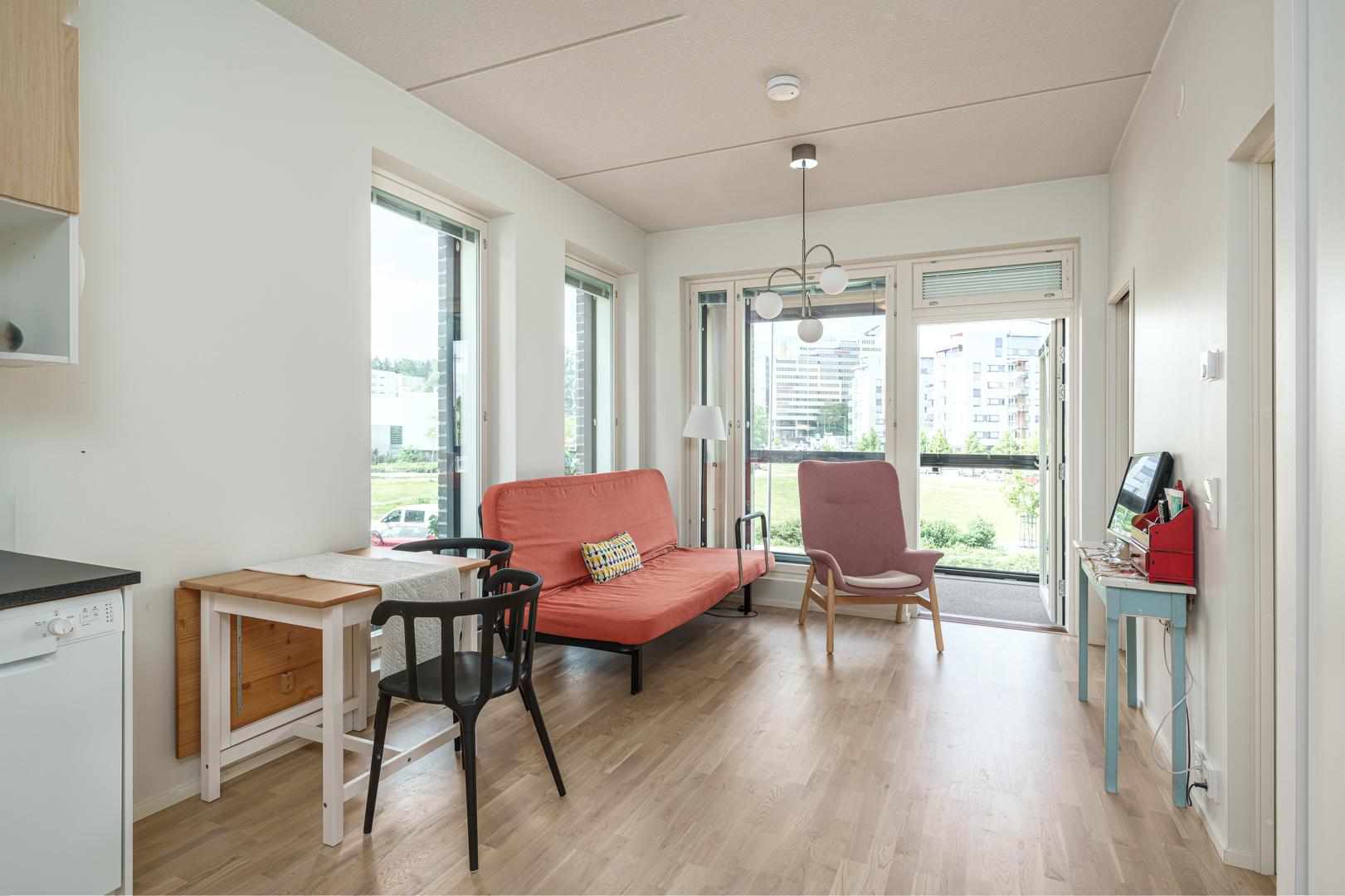 Olohuoneessa on paljon ikkunoita, jotka tuovat valoa