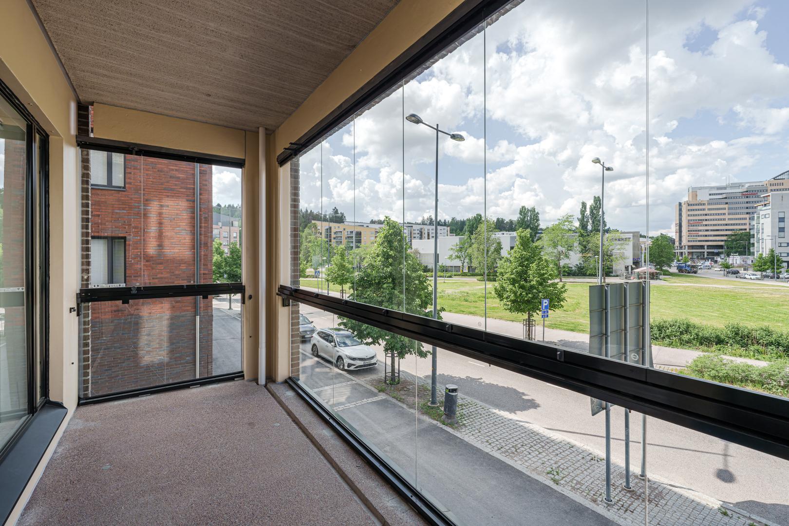 Isolla lasitetulla parvekkeella viihdytään