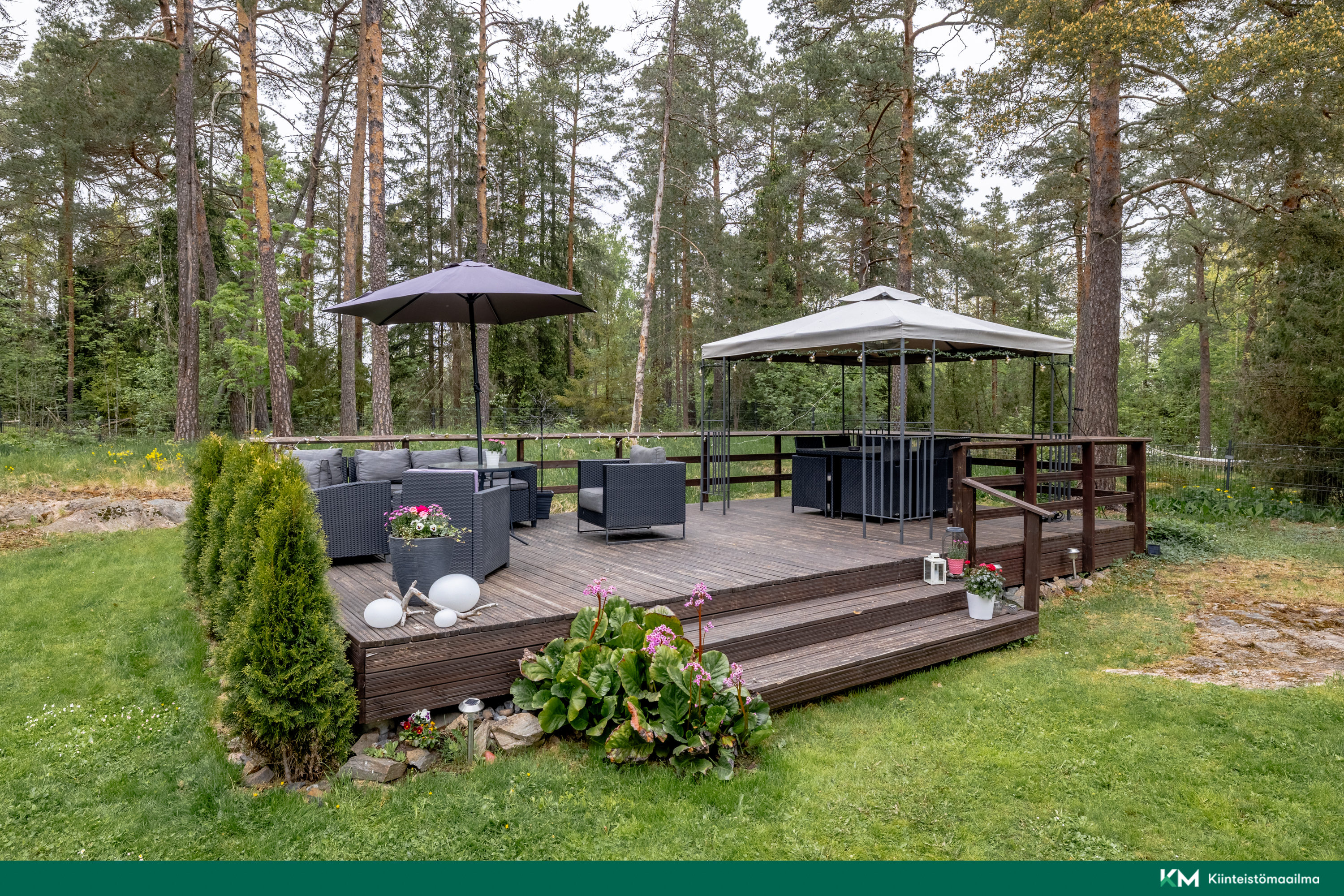 pihalla n.40m2 kokoinen patio