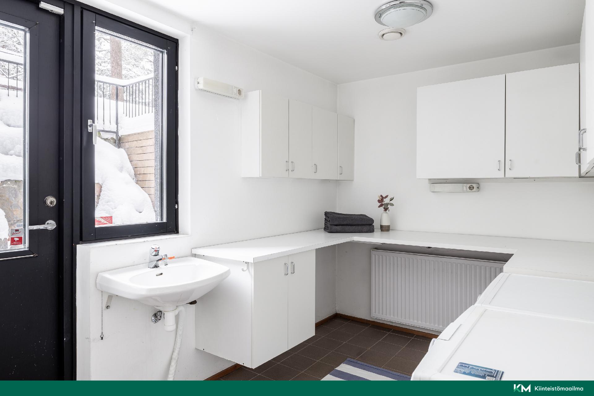 kodinhoitohuoneesta kulku pihalle