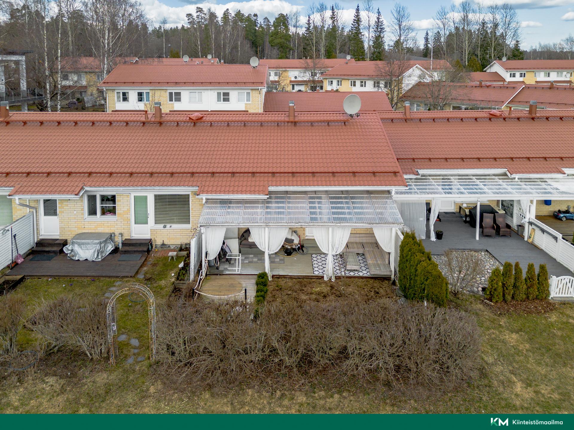 Takapiha ylhäältä kuvattuna