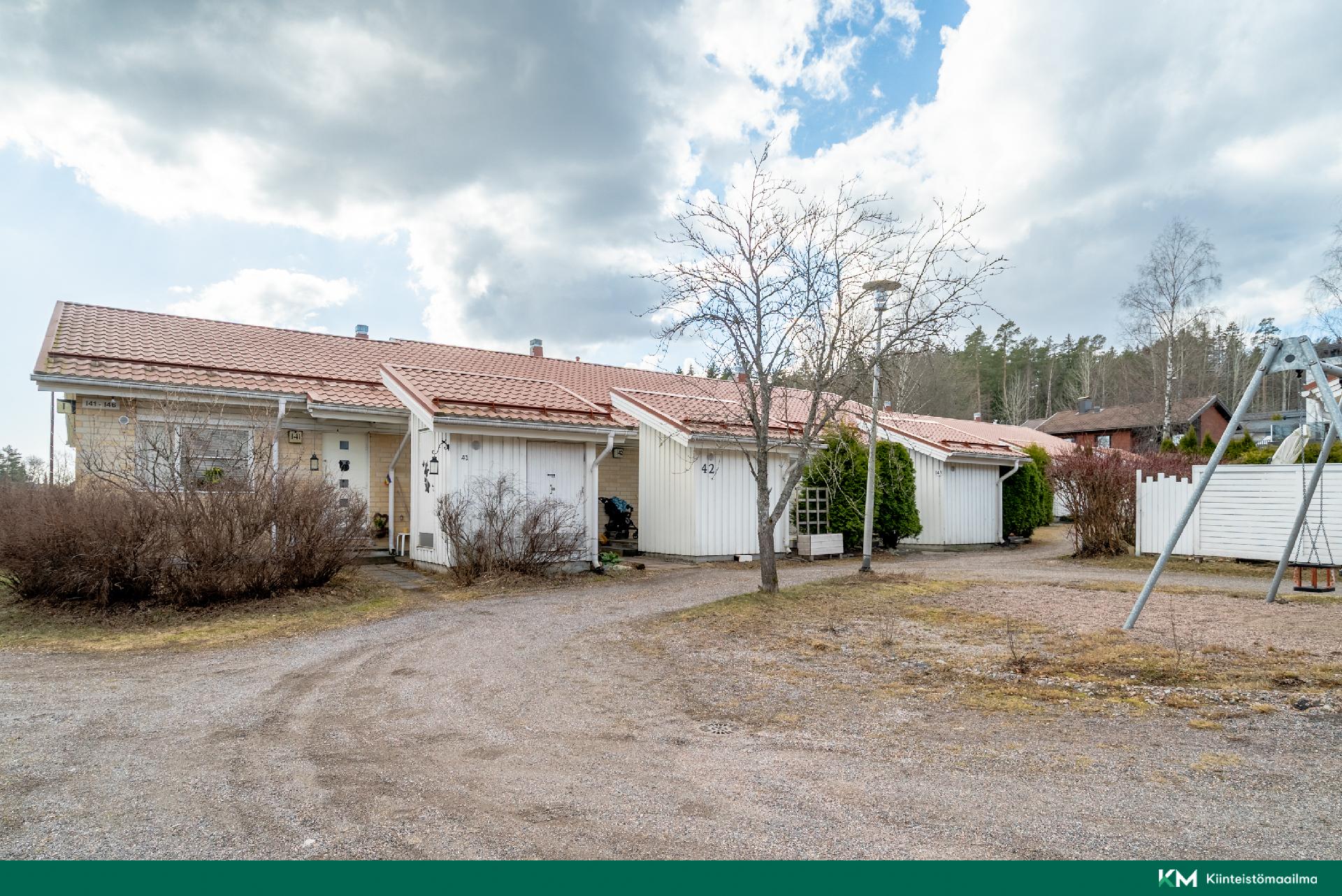 Talon edustaa ja taloyhtiön pihaa