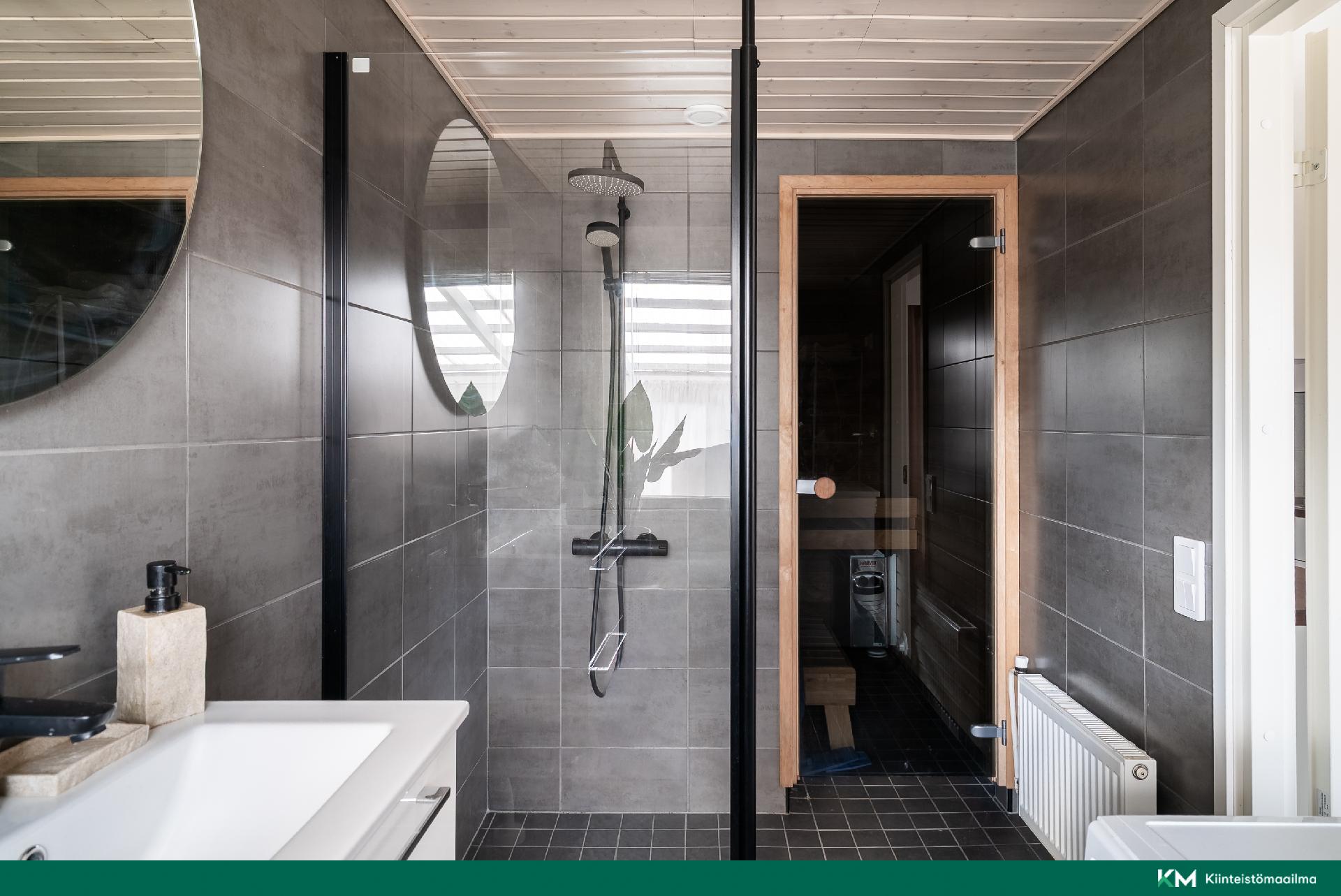 Tyylikkäästi remontoitu kylpyhuone