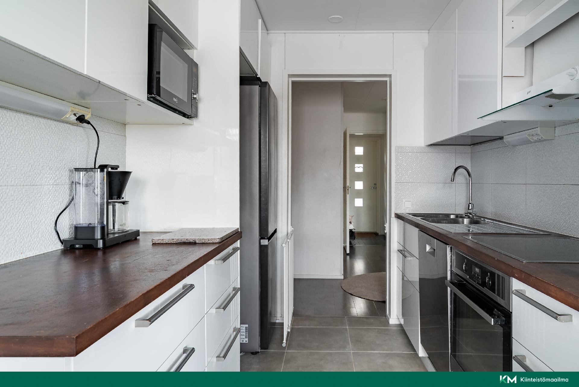 Keittiö. Laskutilaa molemmin puolin.