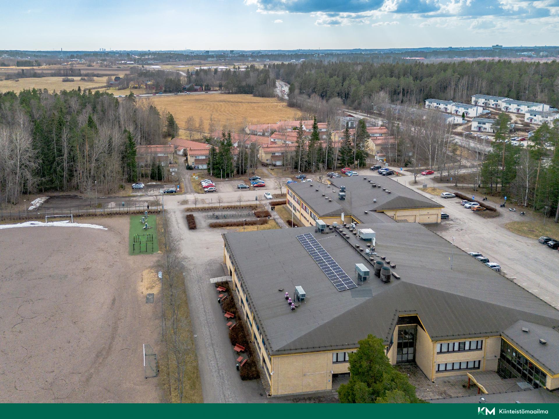 Koulu kadun toisella puolella.