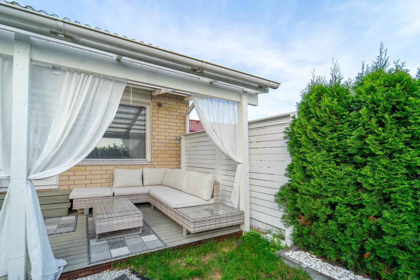 Sohvaryhmä mahtuu hyvin terassille