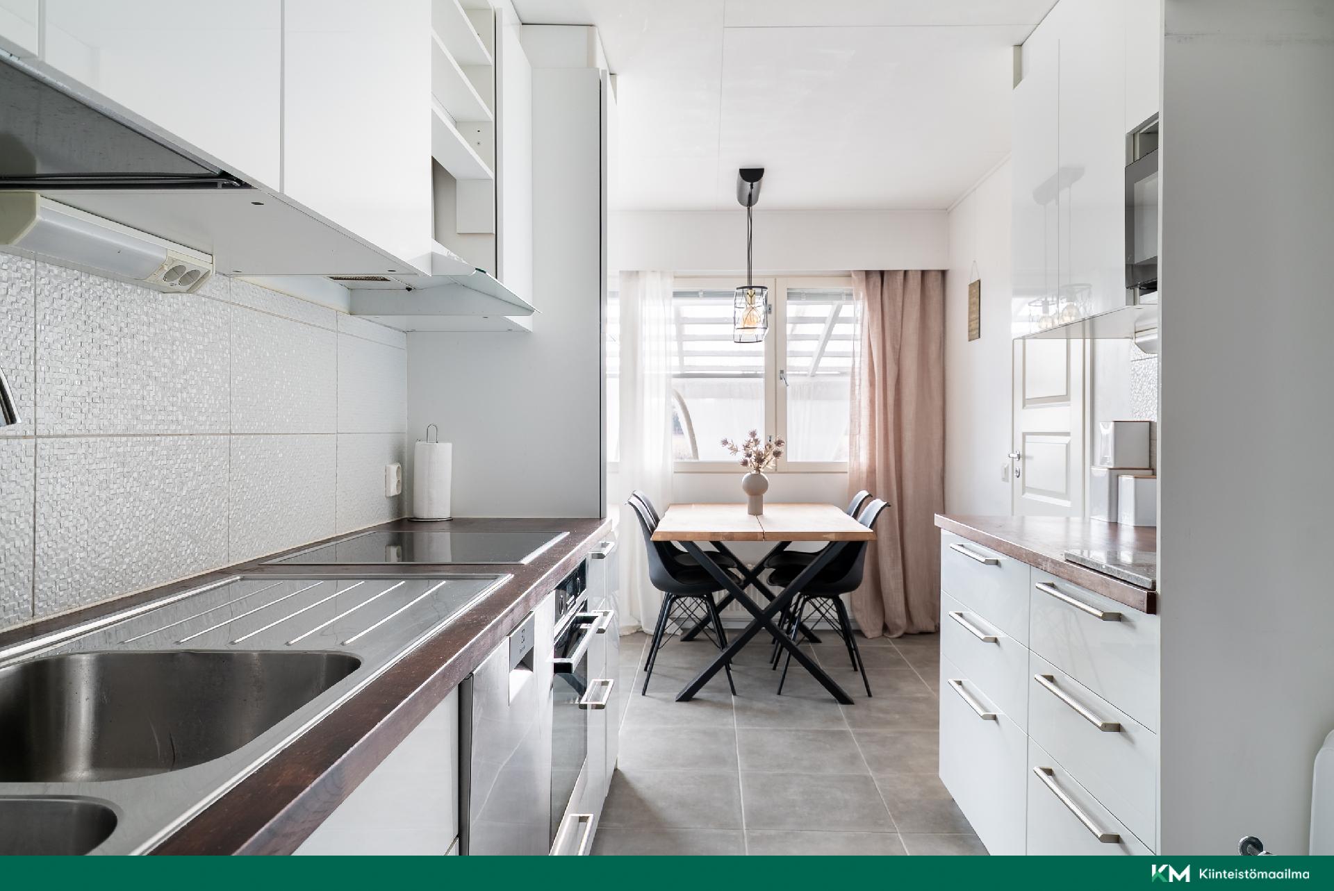 Keittiöstä ruokailu tilaan päin.