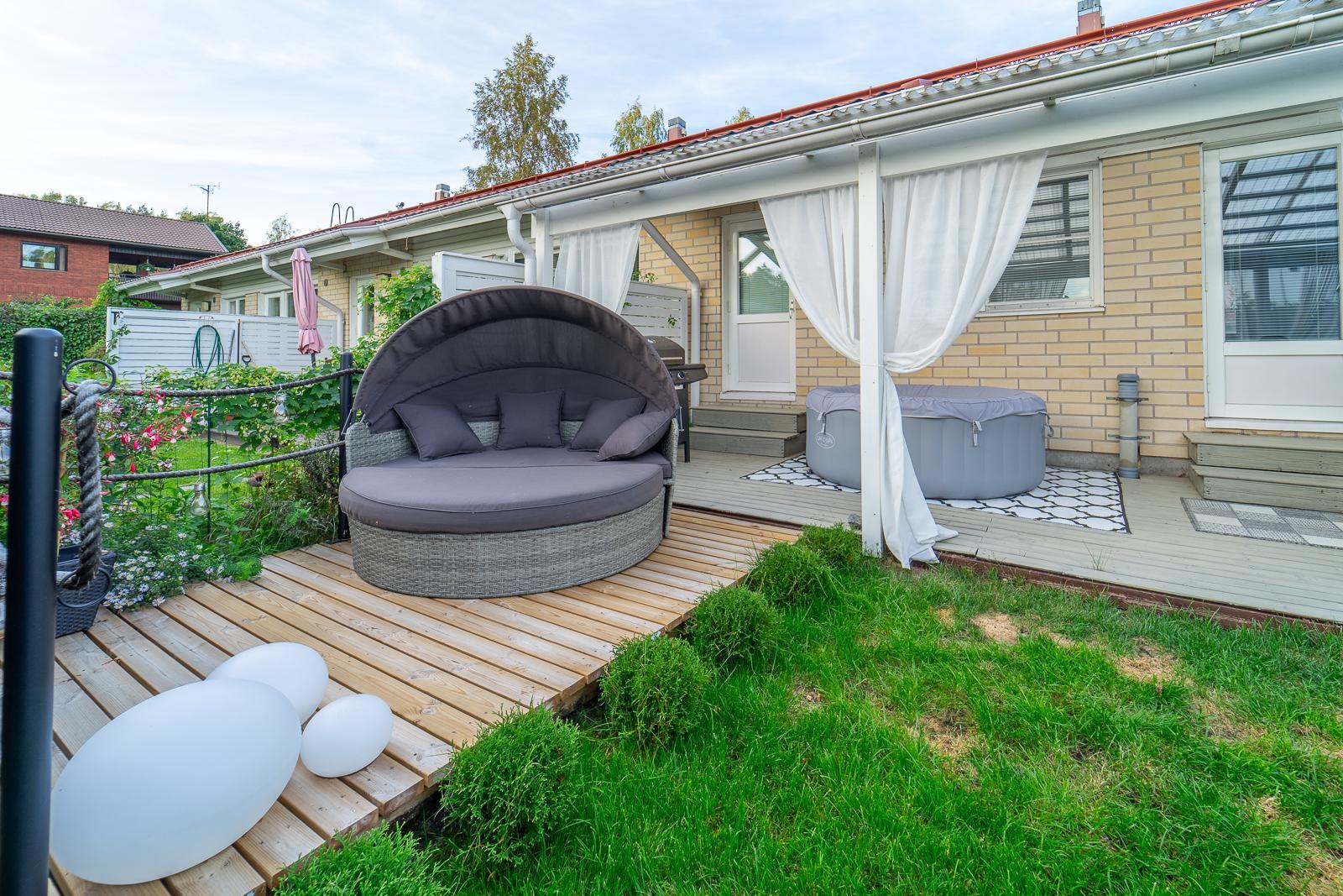 Takapiha ja terassi kesällä