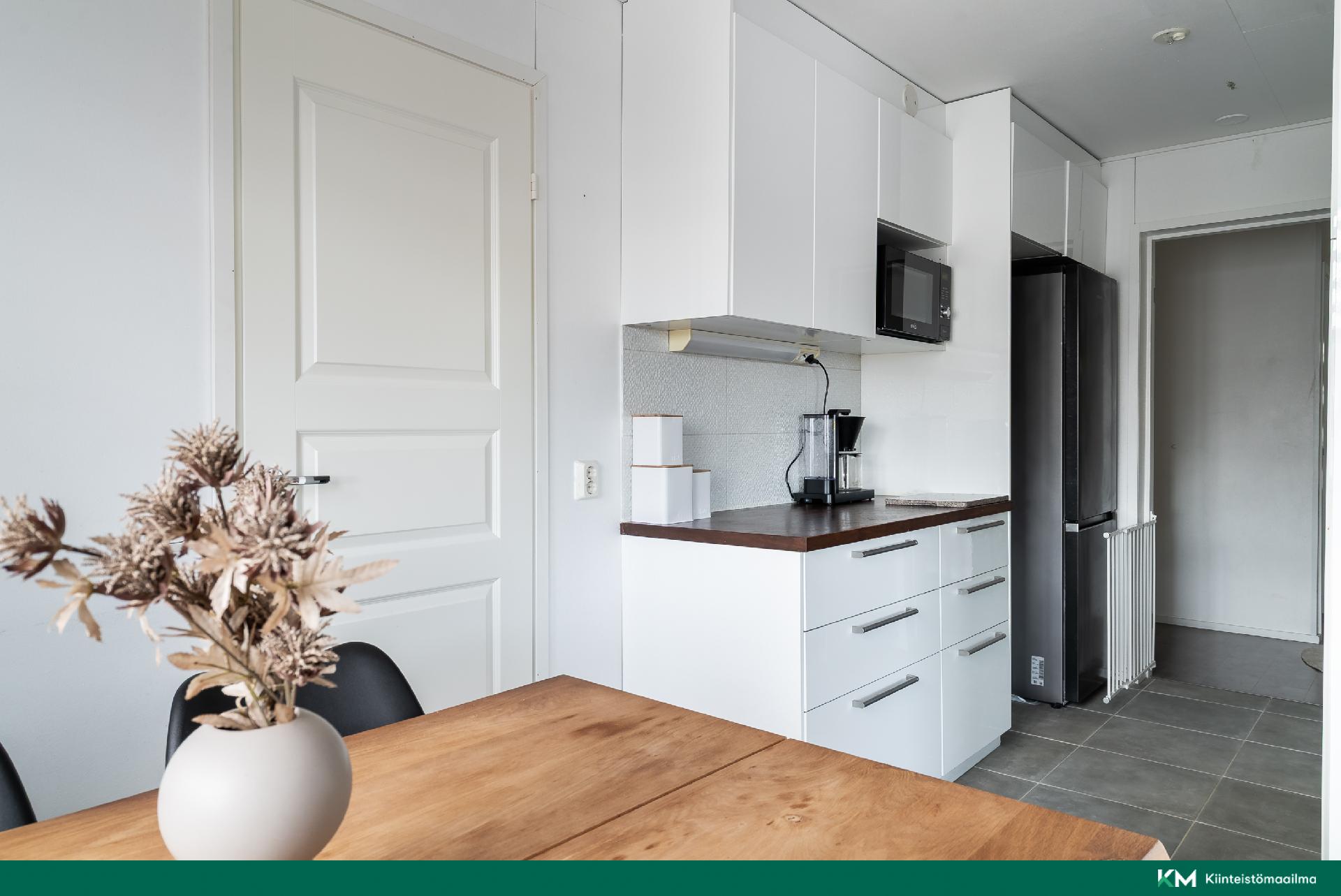 Ruokailutilasta keittiön suuntaan