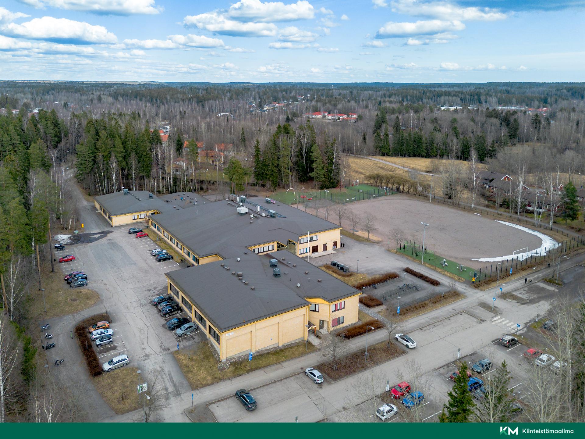 Ilmakuvaa kadun toiselta puolelta