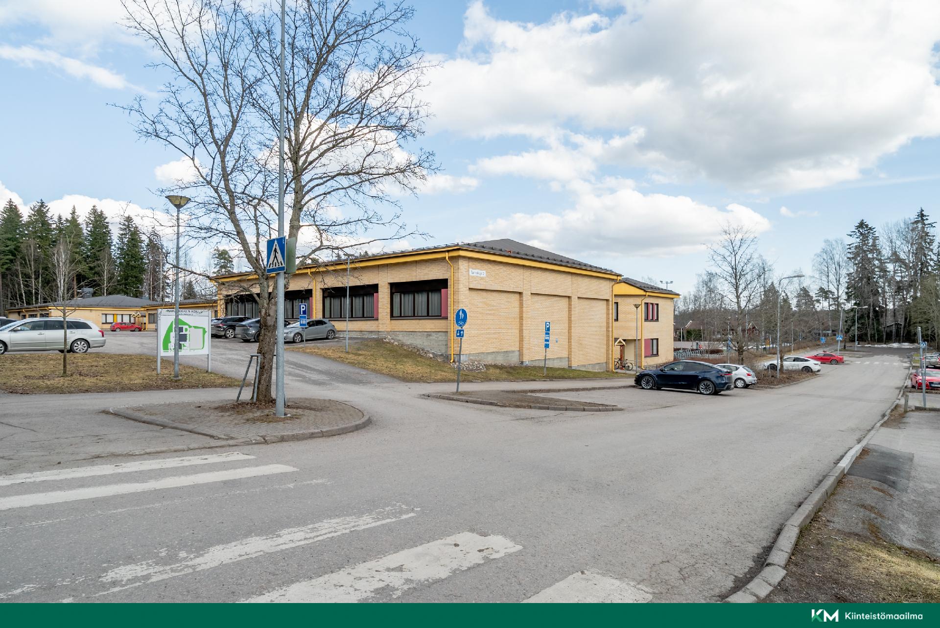 Koulu kadun toisella puolella