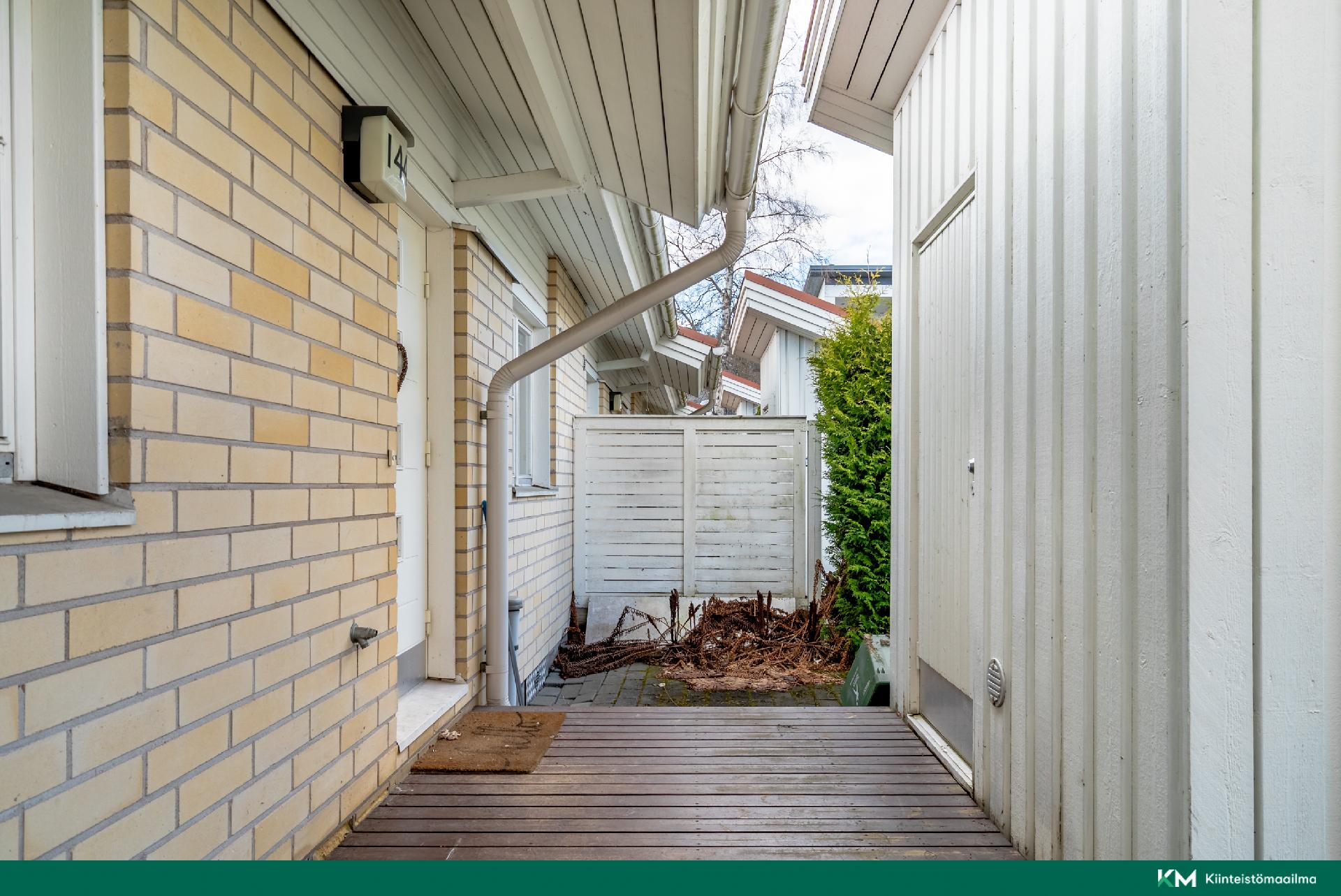 Ulkovarasto aivan ulko-oven vieressä