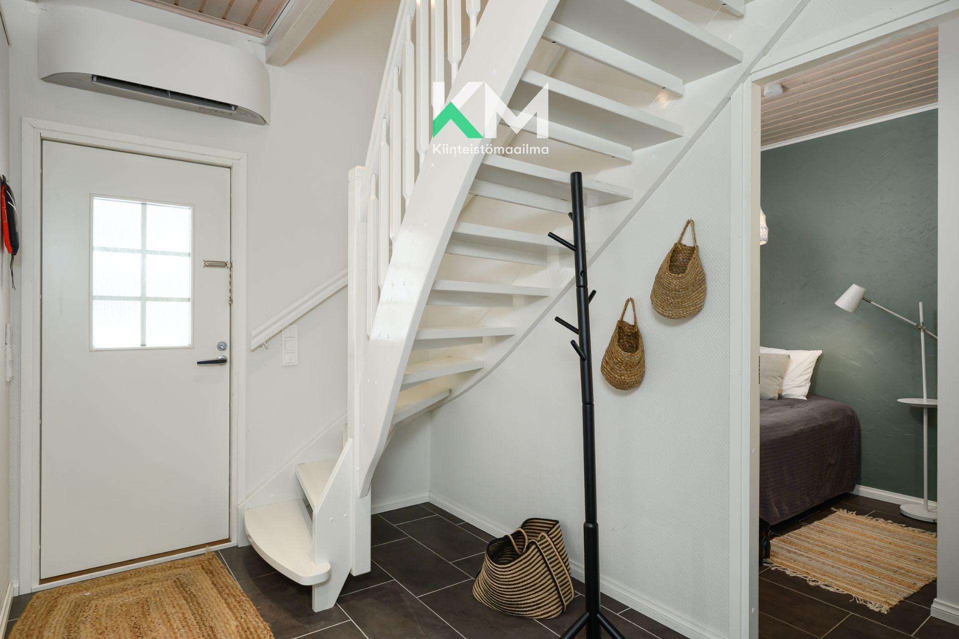 Eteinen ja portaat yläkertaan