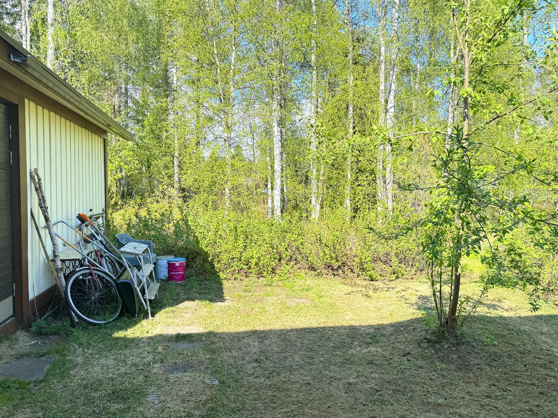 Varastorakennus ja suojaisa takapiha