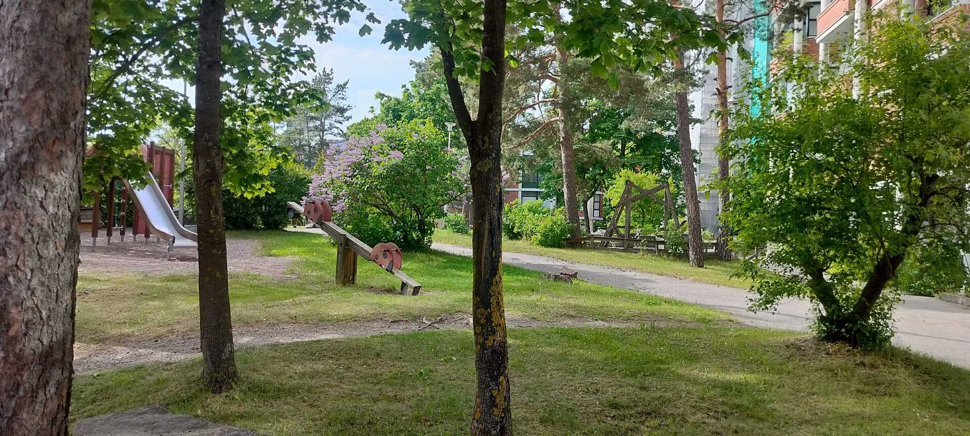 Taloyhtiön sisäpiha on oma suojaisa kaunis piherpiha