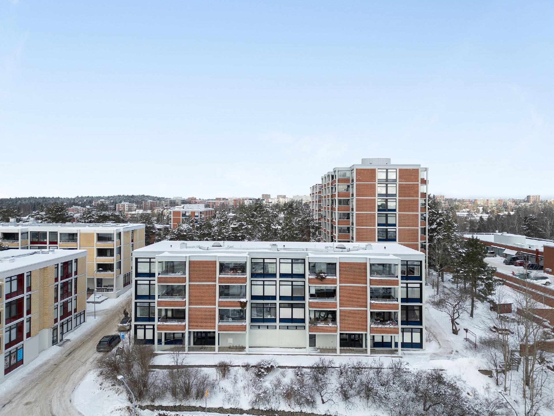 Taloyhtiön piha on suojaisa.