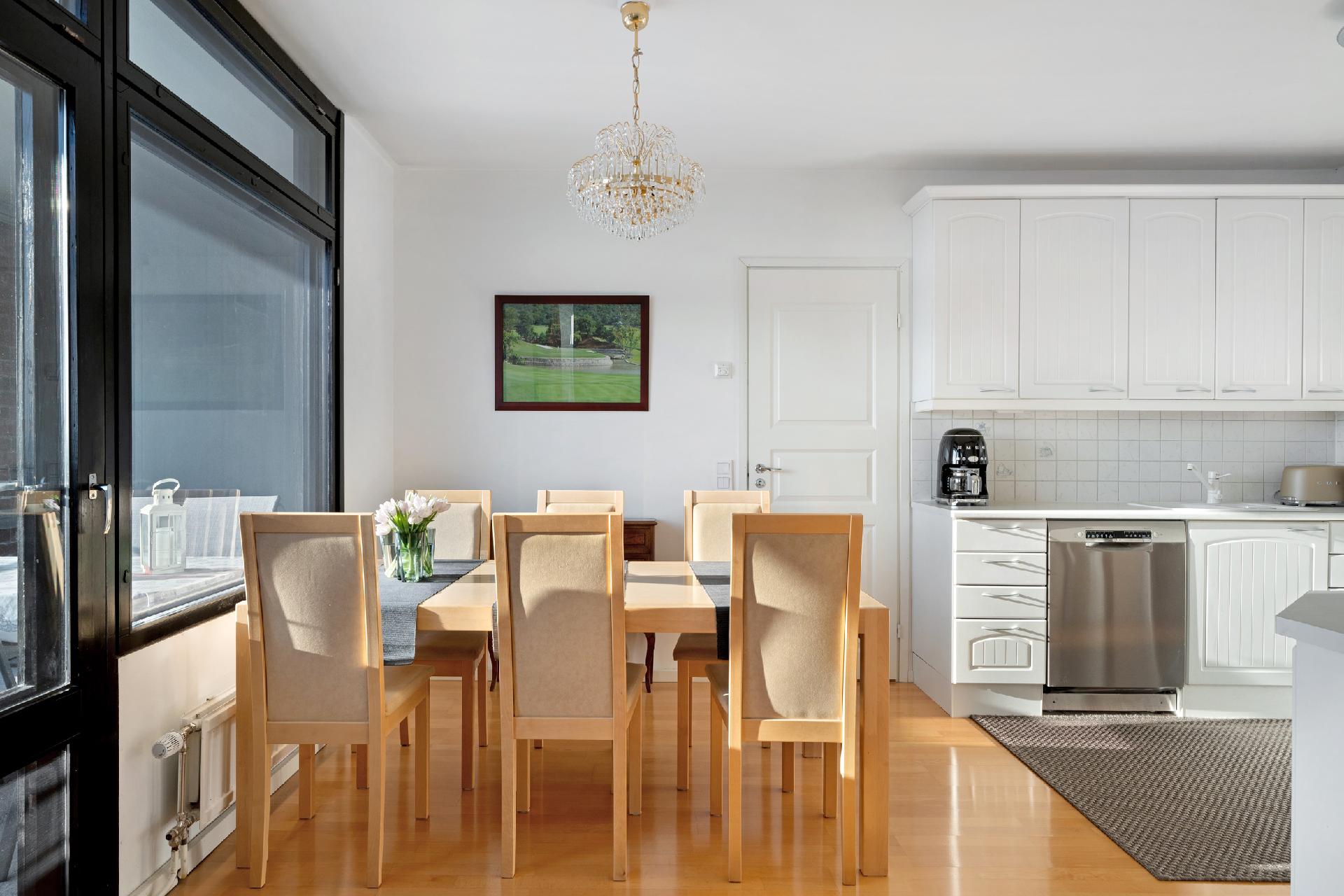 Keittiöön mahtuu iso ruokapöytä