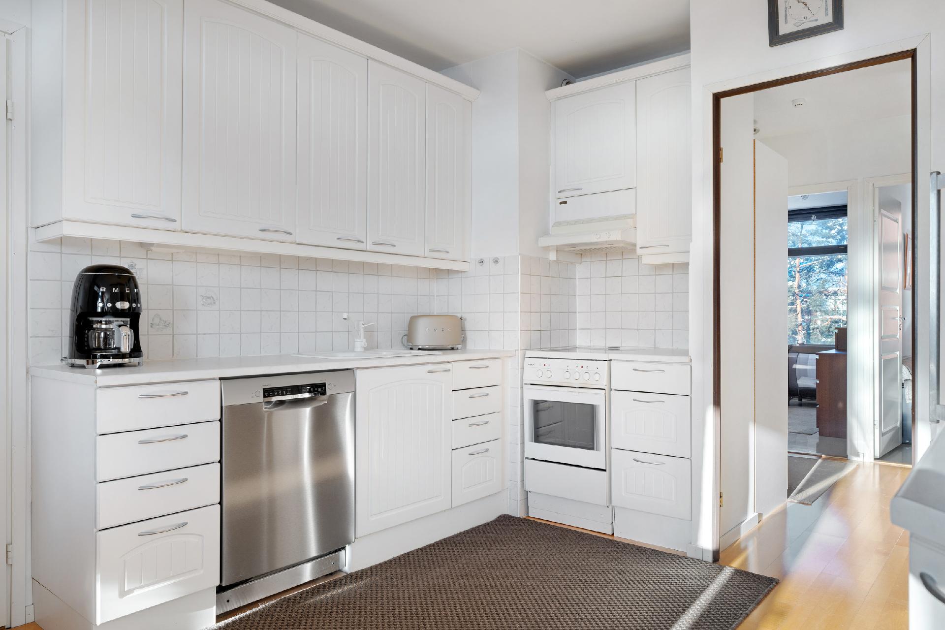 Keittiössä on paljon kaappitilaa.