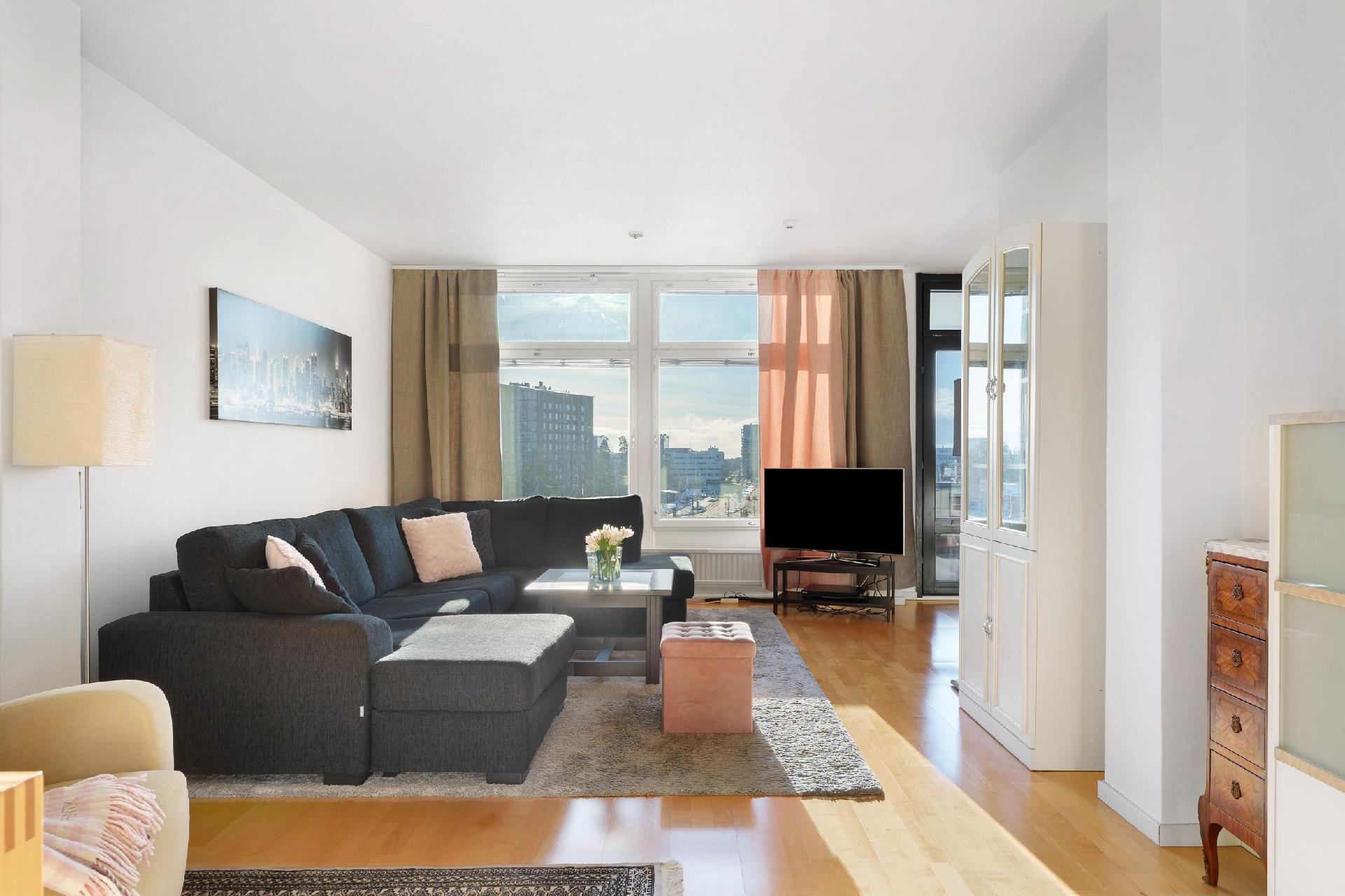 Olohuoneen ja keittiön yhtenäisyys helpottaa perheen arkea.