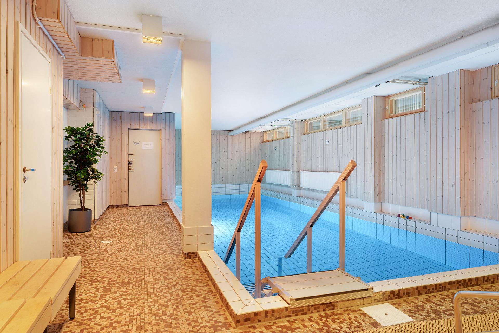 Taloyhtiön saunaosasto ja uima-allas viereisessä talossa