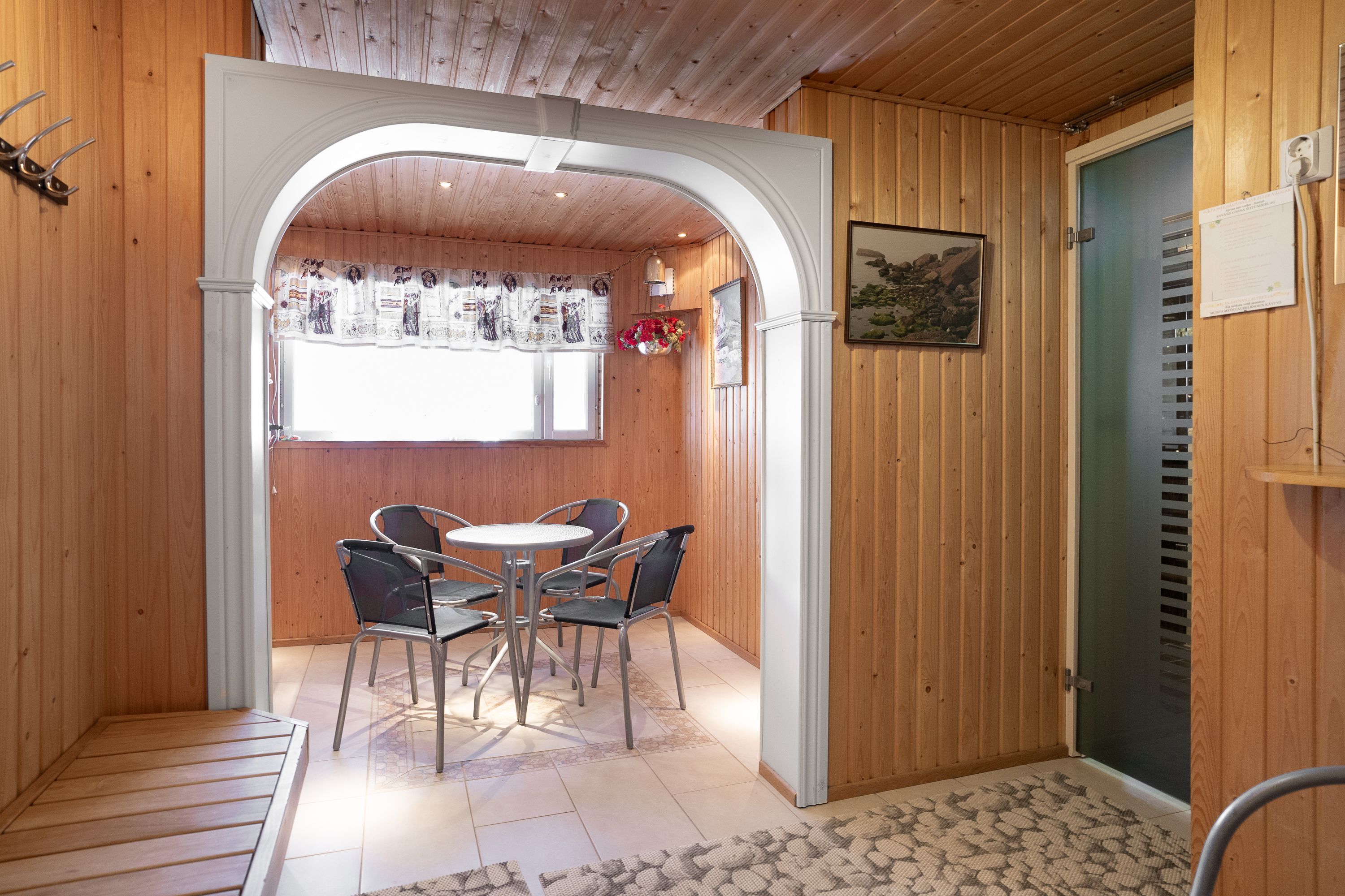Taloyhtiön saunaosaston pukuhuone