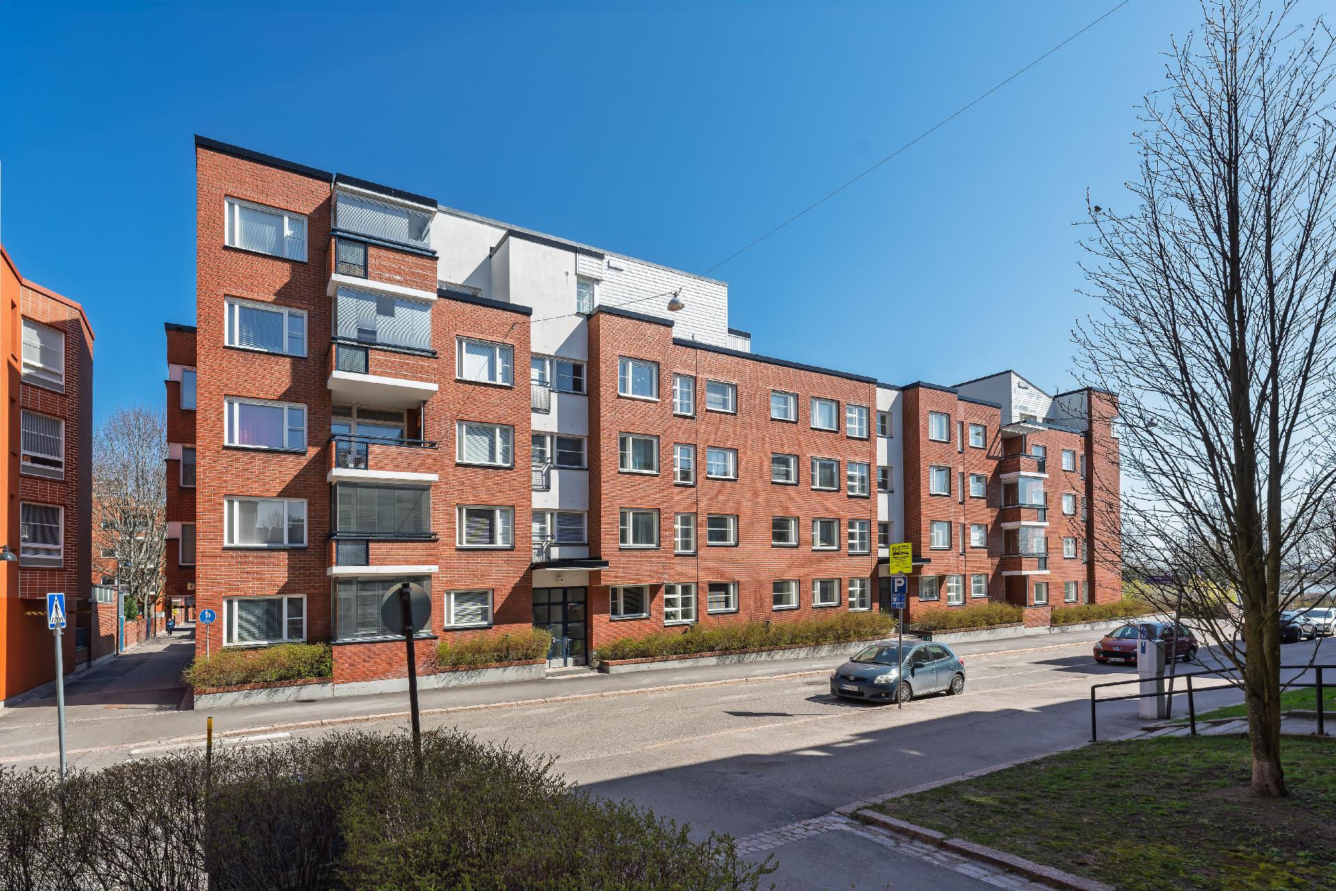 Ryhdikäs julkisivu