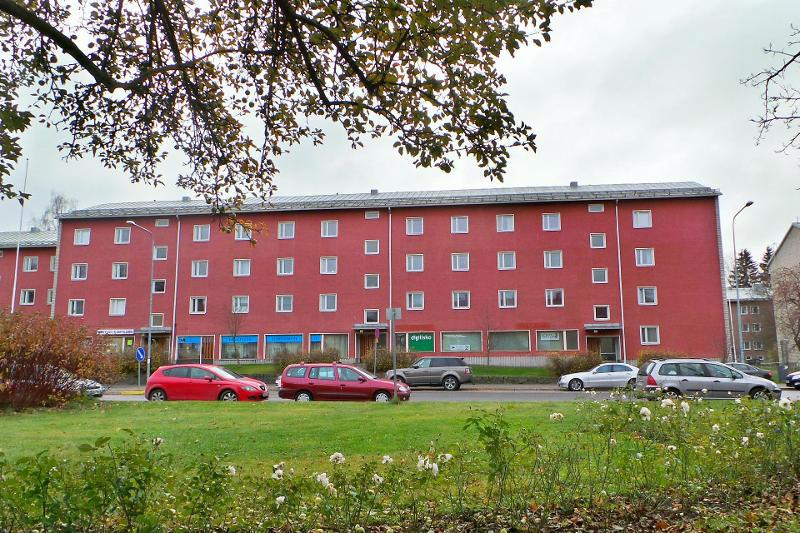 Julkisivu kadulta päin keväällä. 