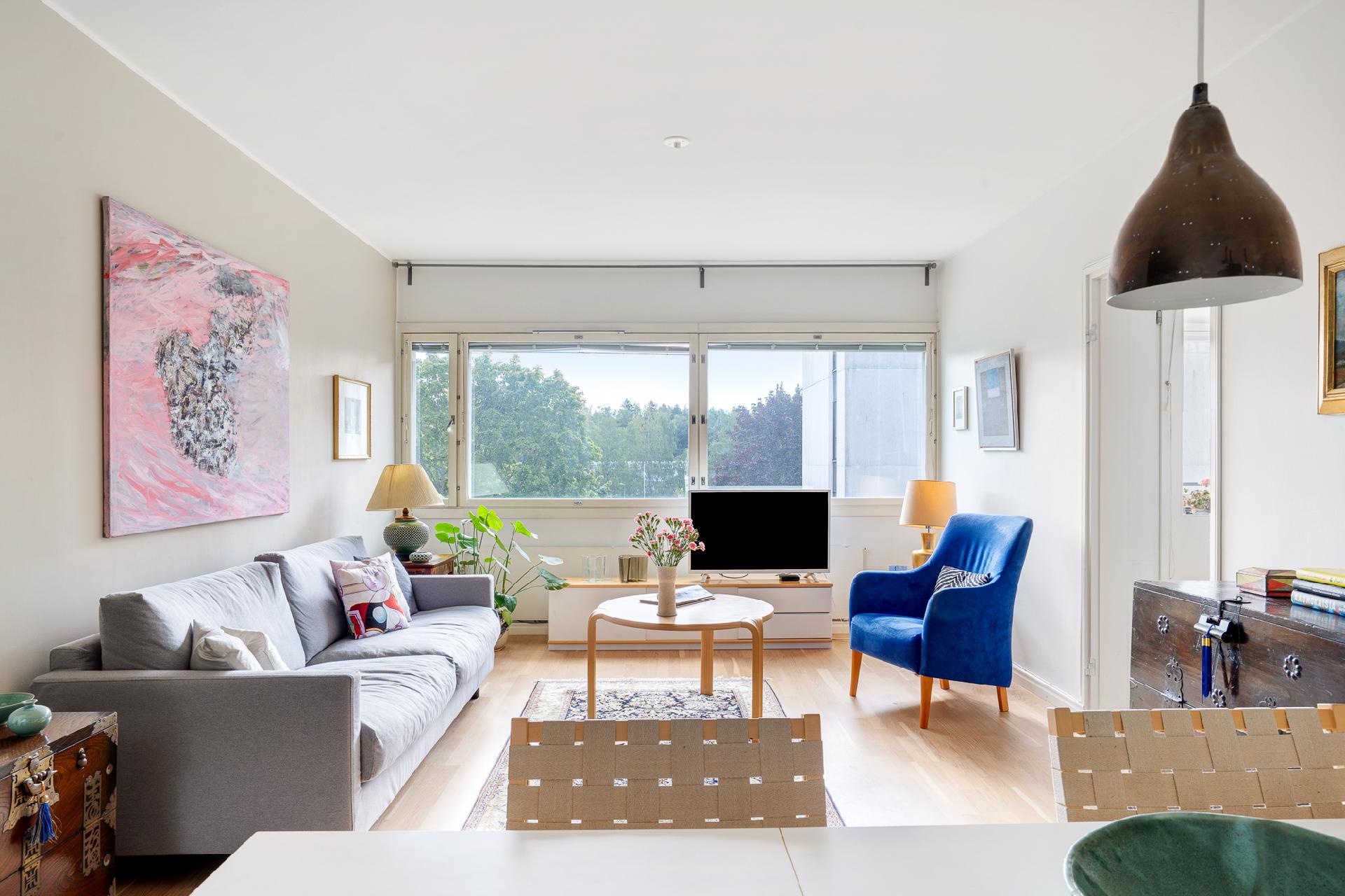 Olohuoneen yhteyteen mahtuu iso ruokapöytä