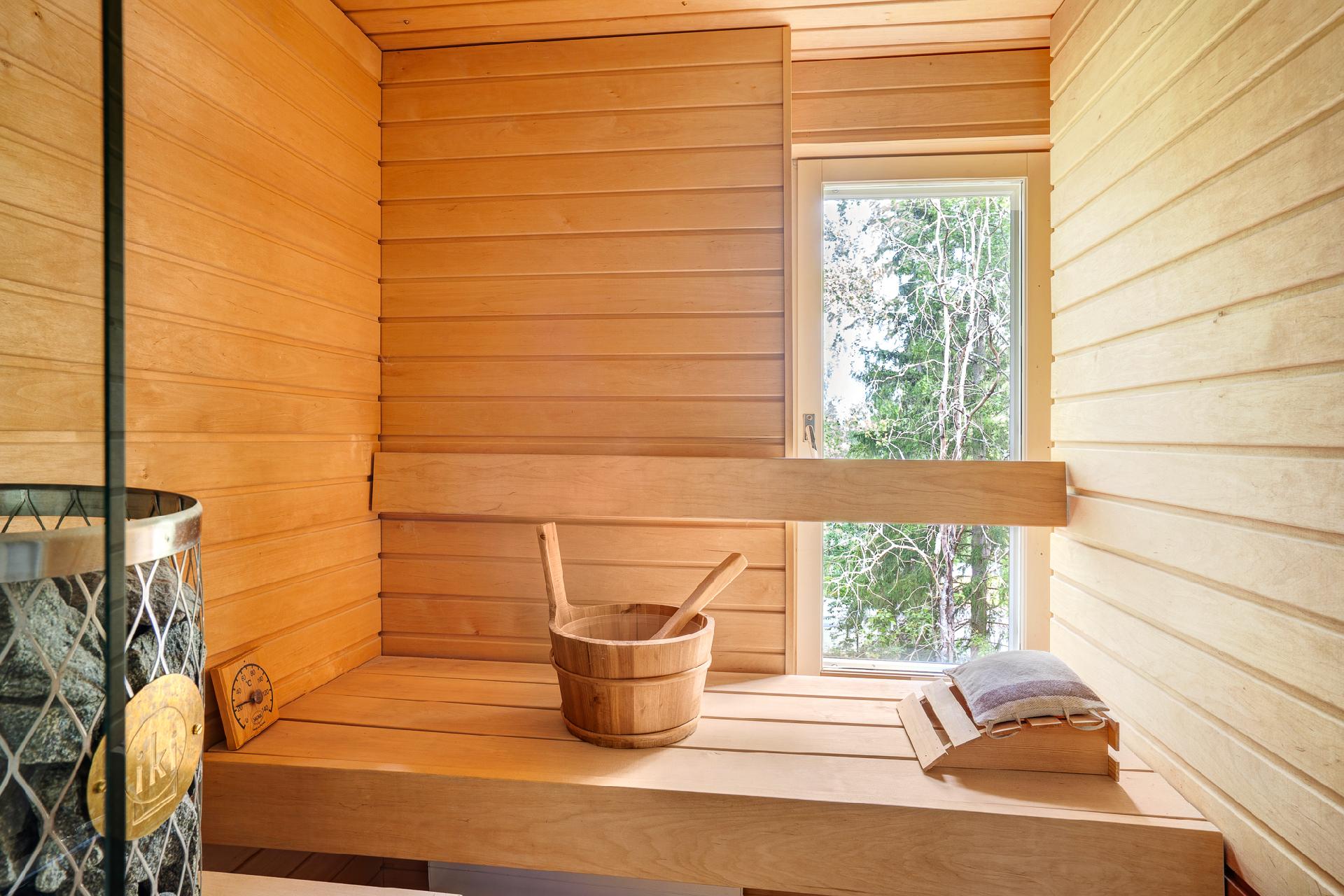 Vastapäätä ei ole taloja kiva maisema saunan ikkunasta