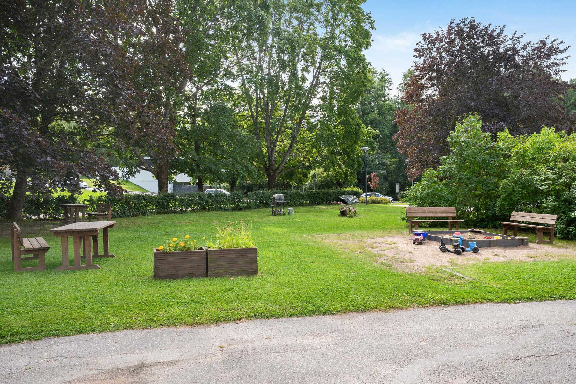 Perheen pienimmille on pihalla leikkitilaa. Jalkapallokenttä löytyy 400m päässä