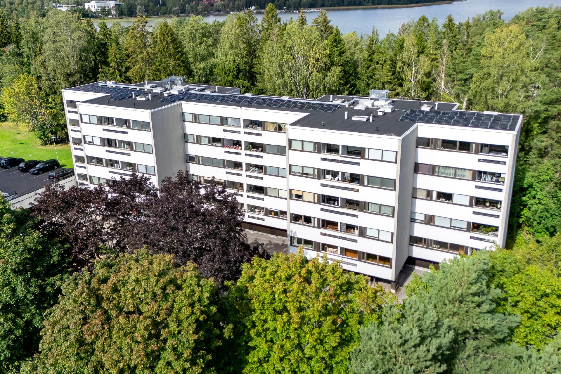 Taloyhtiö meren ja metsän keskellä