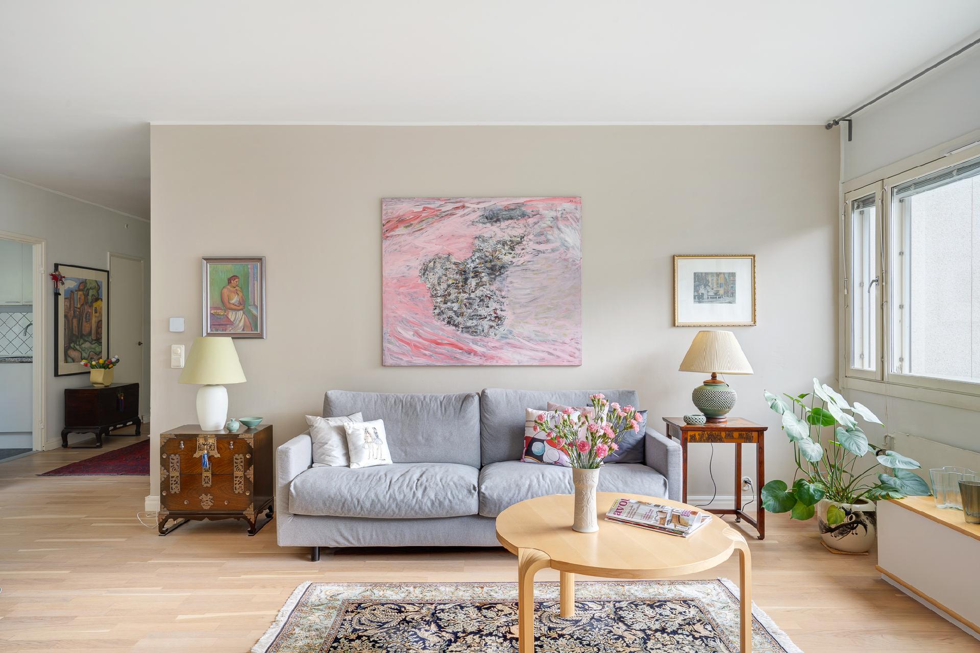 Valoisa tilava olohuone