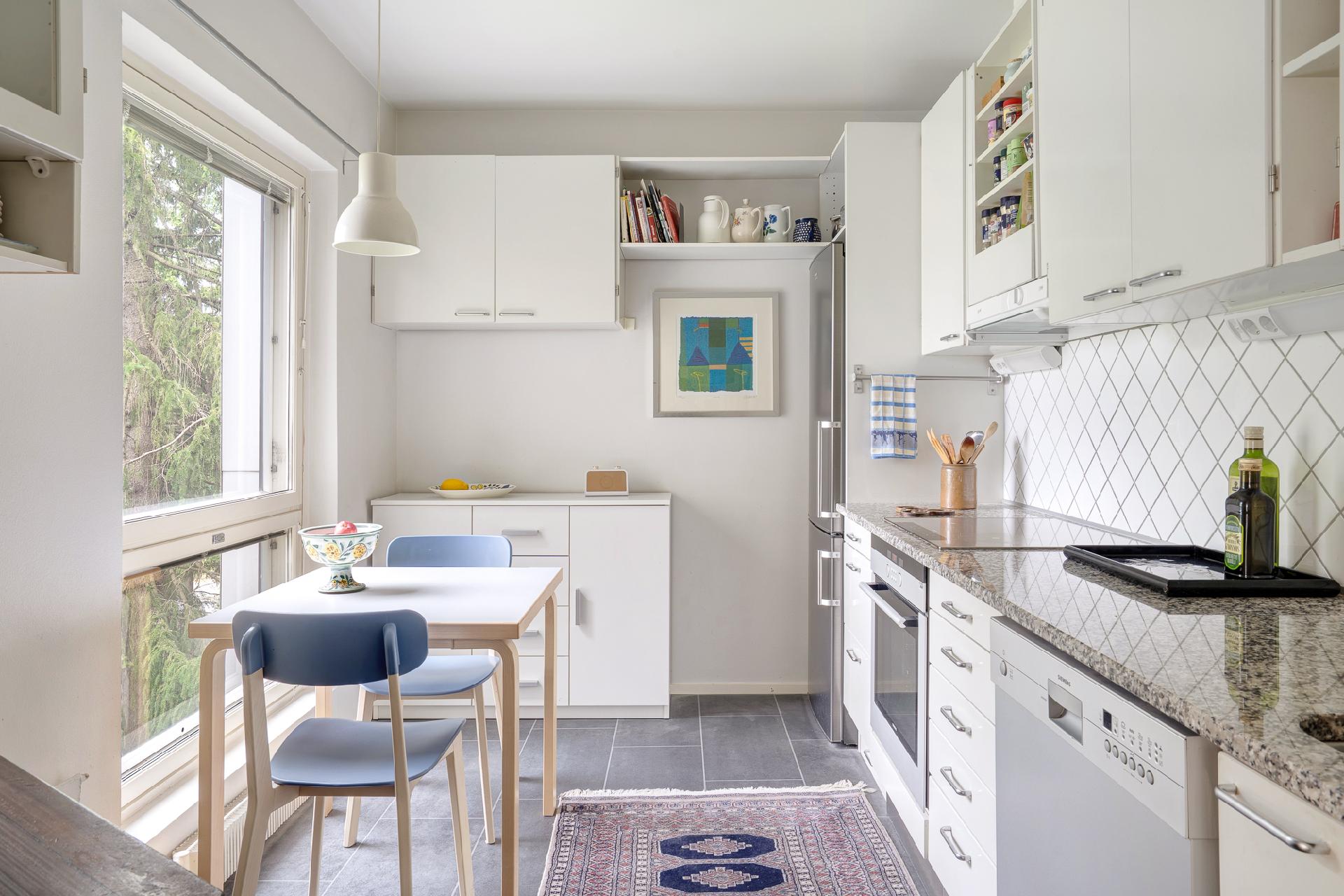 Keittiöön mahtuu 6 hengen pöytä