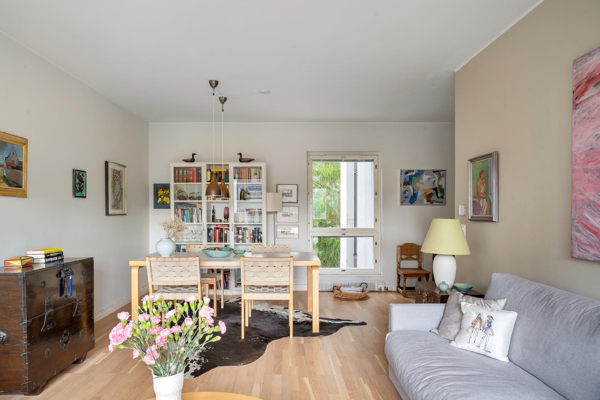 Asunto sijaitsee kulmassa ja sen mahdollistaa ikkunoita moneen suuntaan.