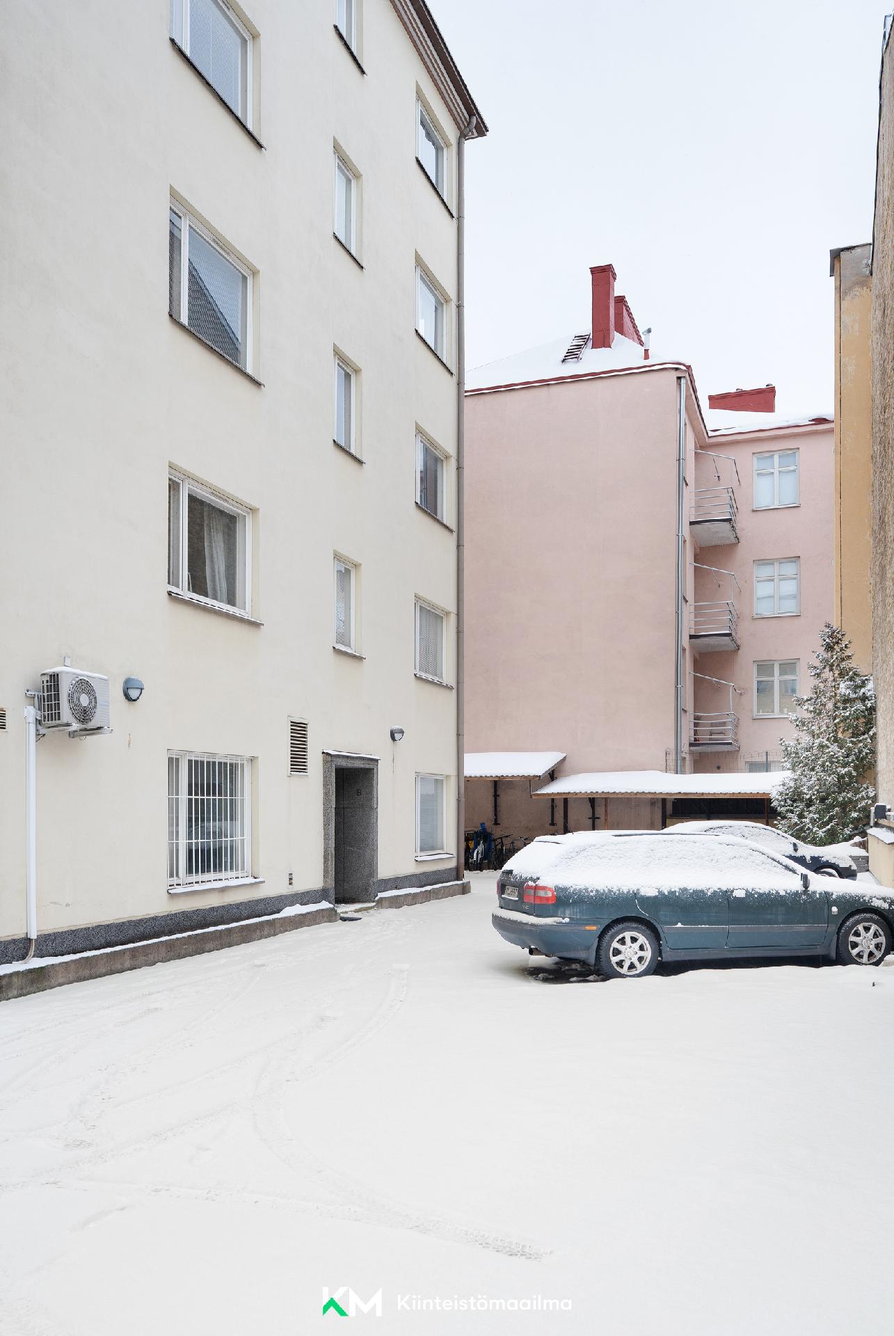 Käynti rappuun on rauhallisen sisäpihan kautta