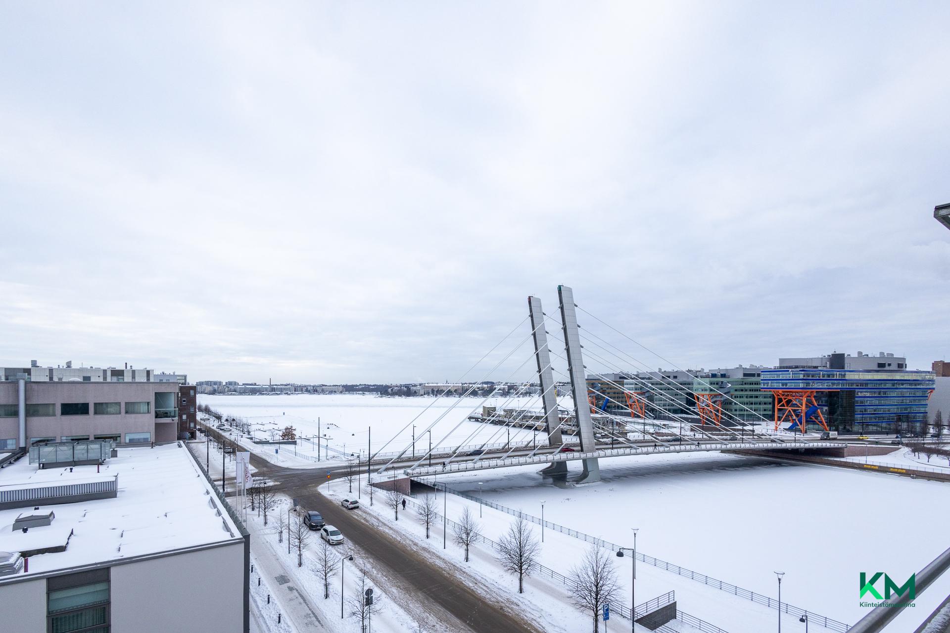 Näkymä suurelta, lähes 15 m2 kokoiselta terassiparvekkeelta