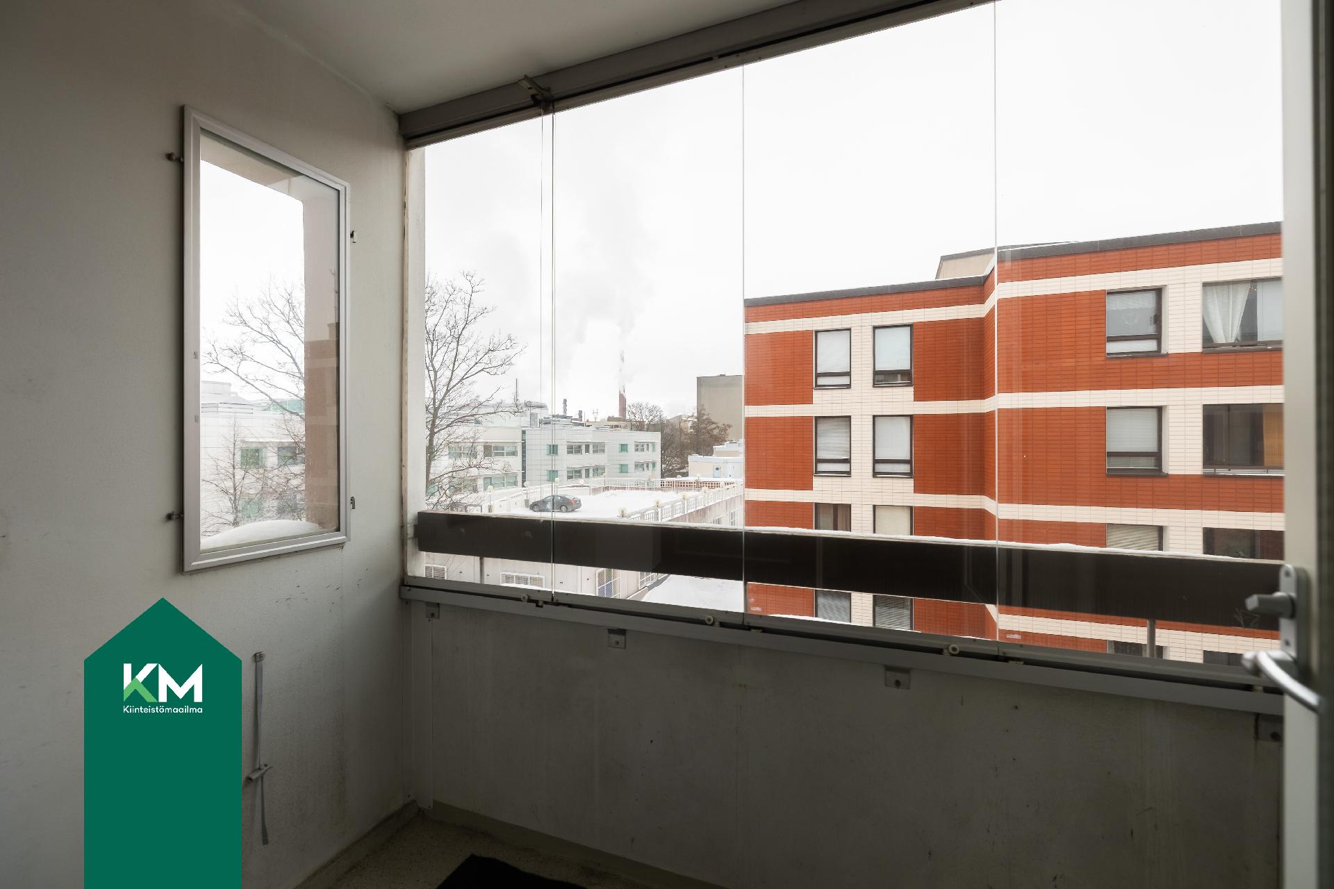 Lasitettu parveke jonne kulku keittiöstä