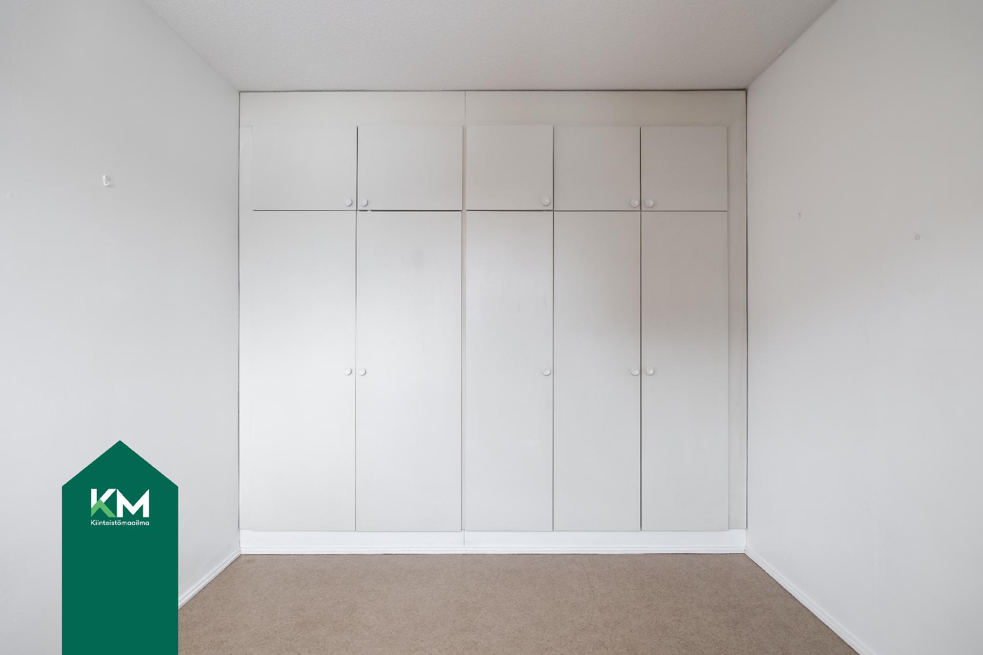 Makuuhuoneessa hyvin kaappitilaa