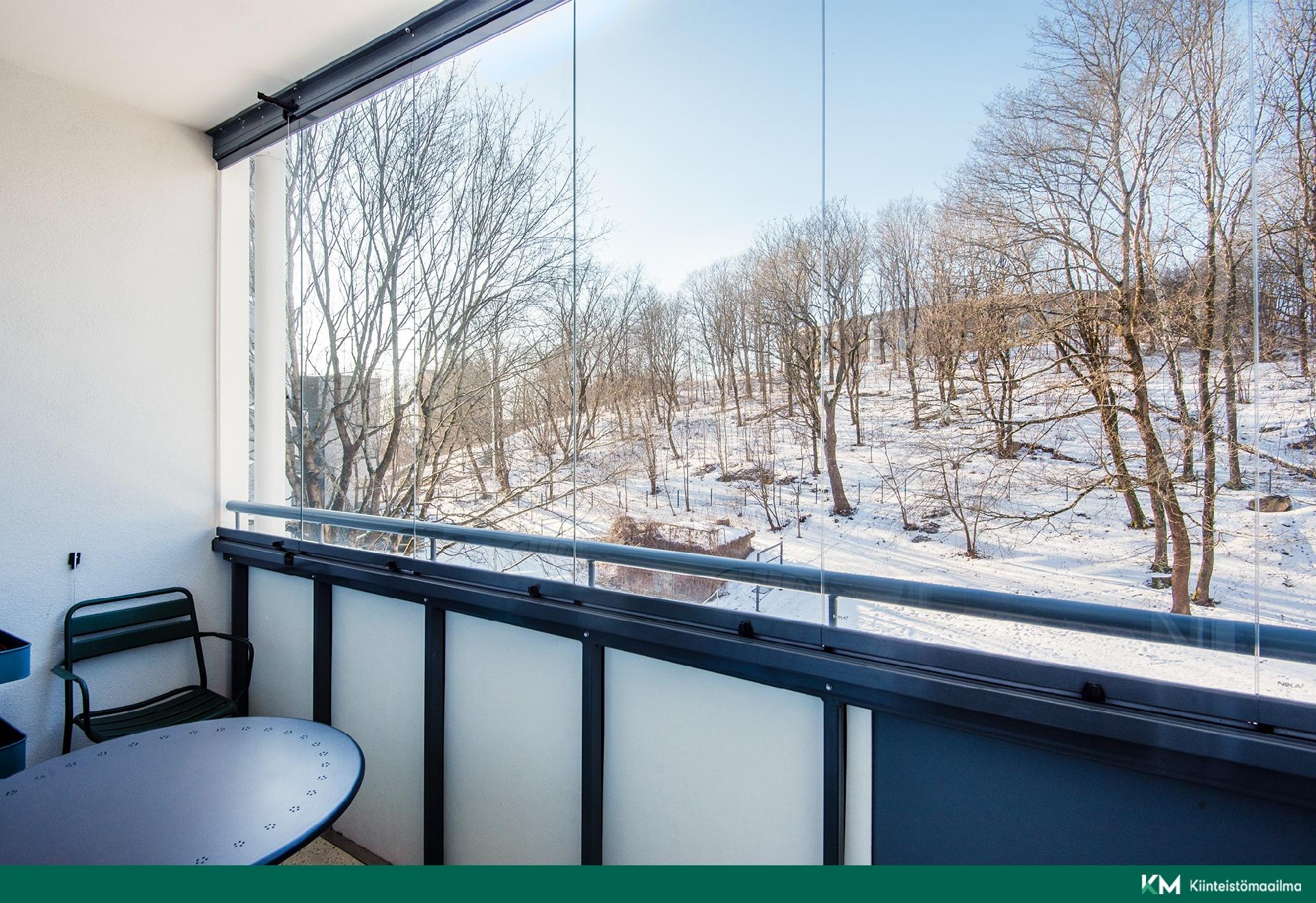 Parvekkeelta puistoinen näkymä Kakolanmäen suuntaan