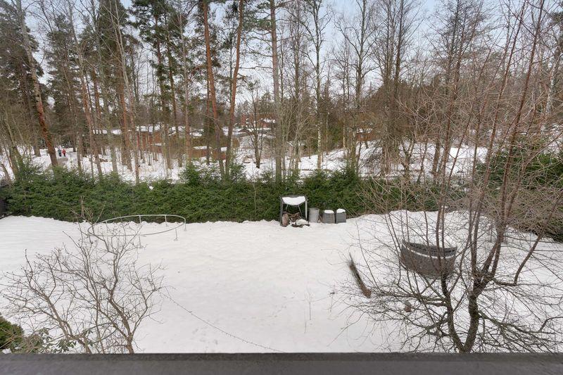 näkymä yläkerran parvekkeelta