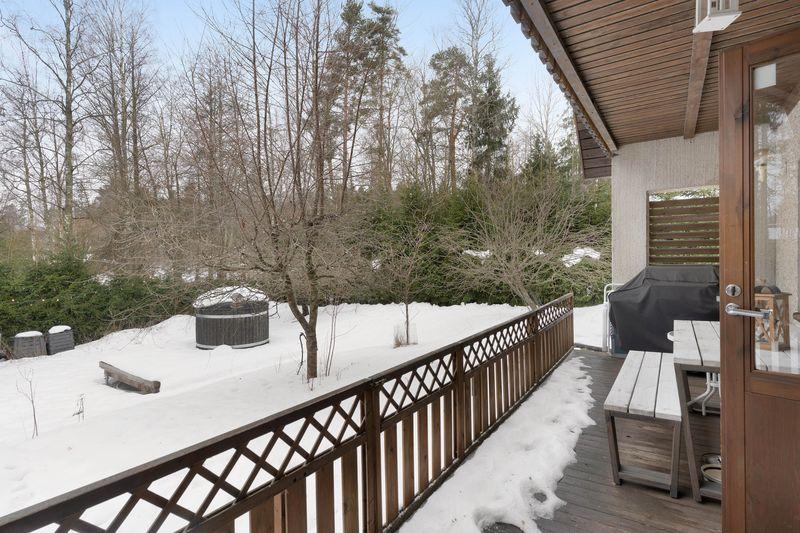 terassi, josta käynti takapihalle